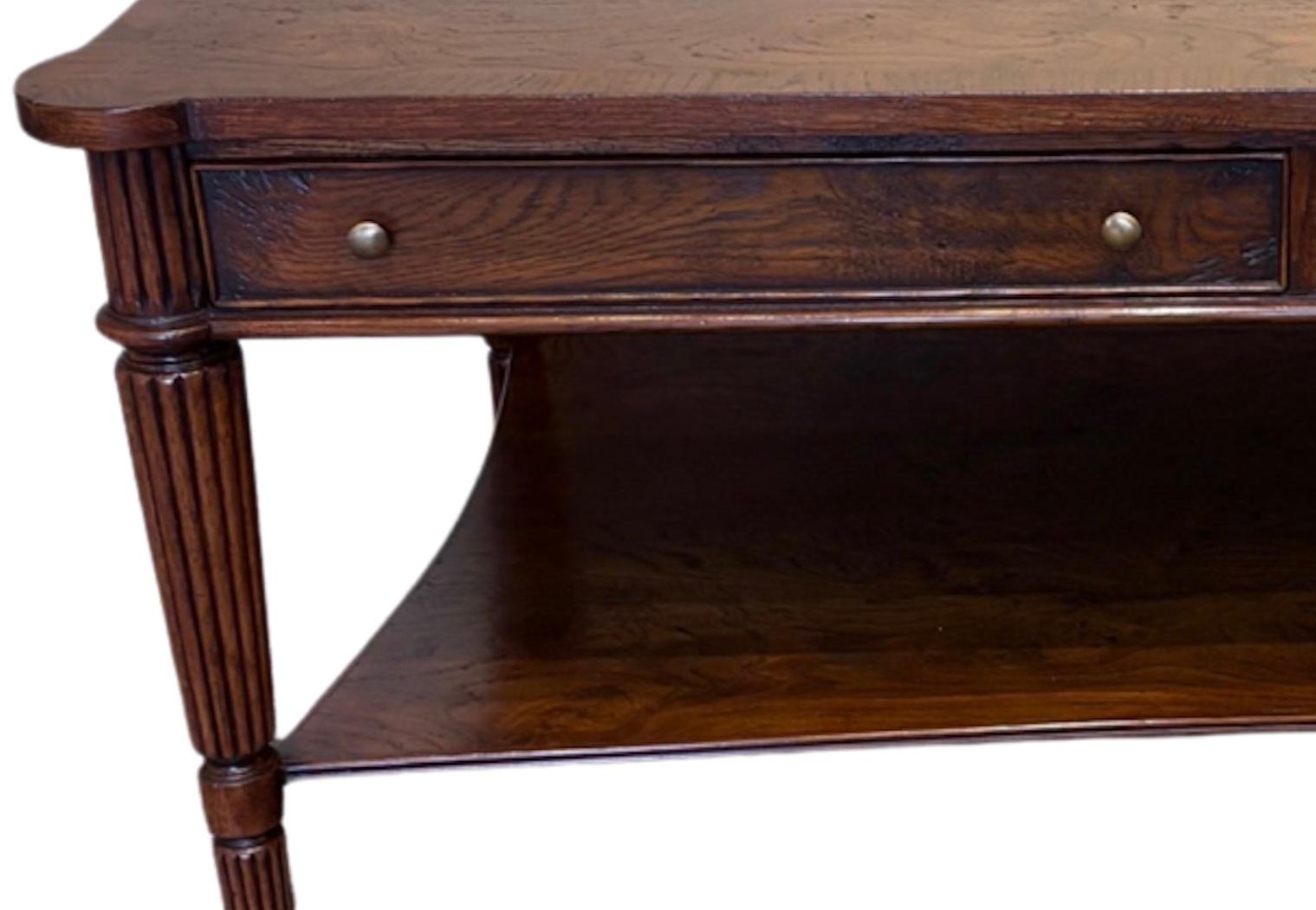 Britannique Table basse en Oak, plateau crois�é finition noyer antique avec deux tiroirs. en vente