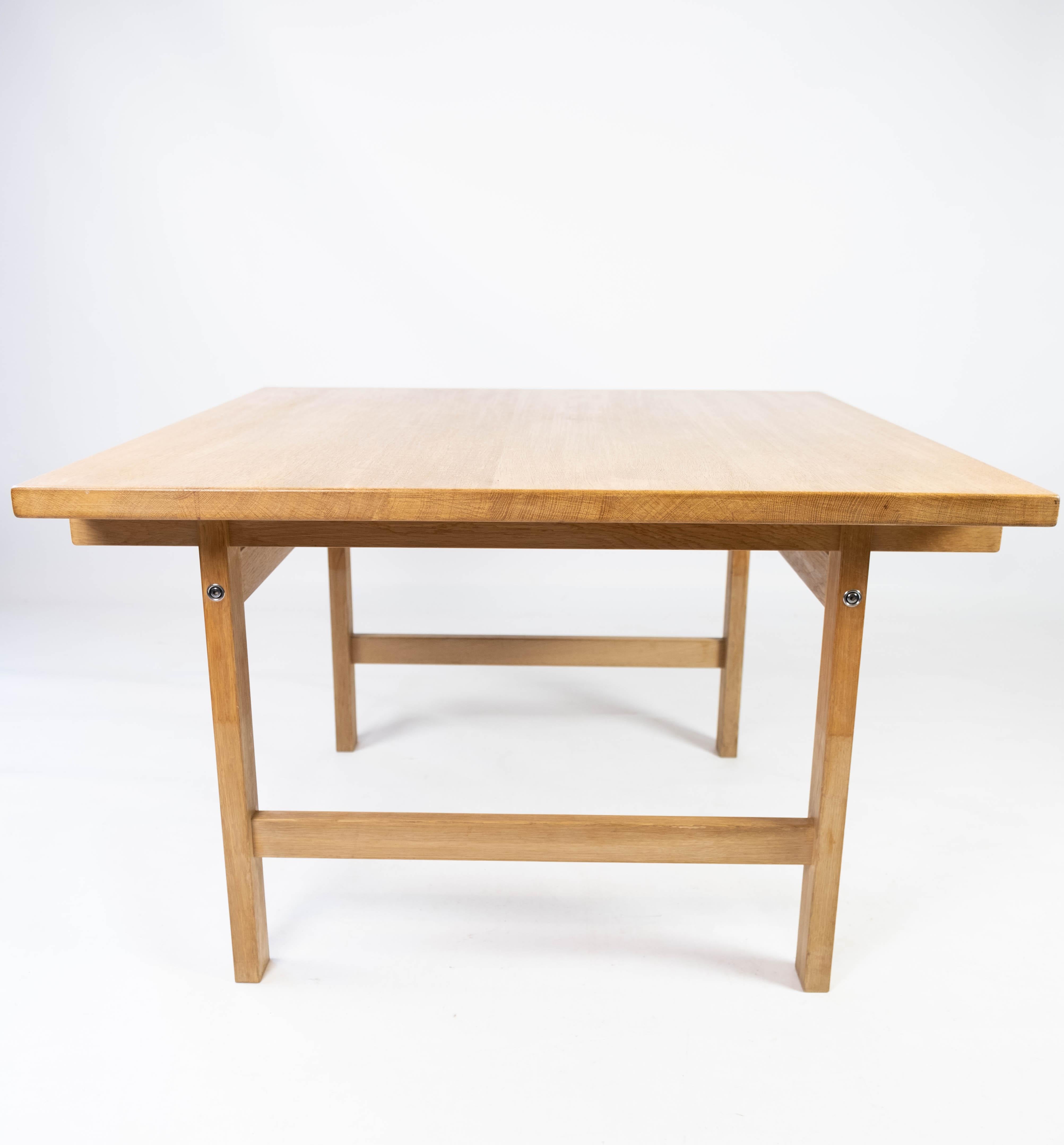 Cette table basse en chêne, conçue par Hans J. Wegner et fabriquée par PP Møbler dans les années 1960, incarne l'excellence du design danois. Caractérisé par des lignes épurées et des formes organiques, il allie harmonieusement fonctionnalité et