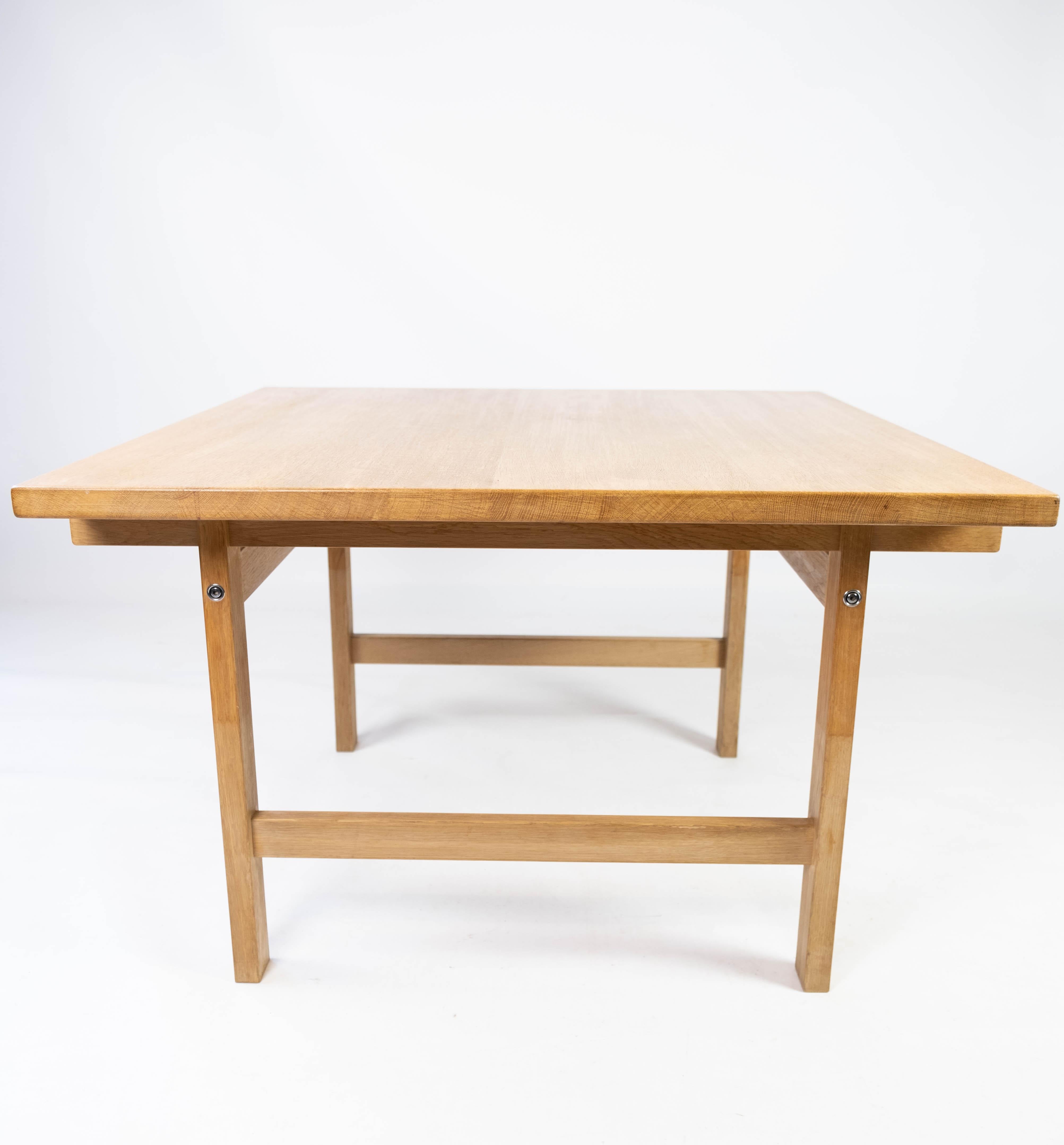Dieser Couchtisch aus Eiche, entworfen von Hans J. Wegner und hergestellt von PP Møbler in den 1960er Jahren, ist der Inbegriff dänischer Designkompetenz. Er zeichnet sich durch klare Linien und organische Formen aus und verbindet nahtlos