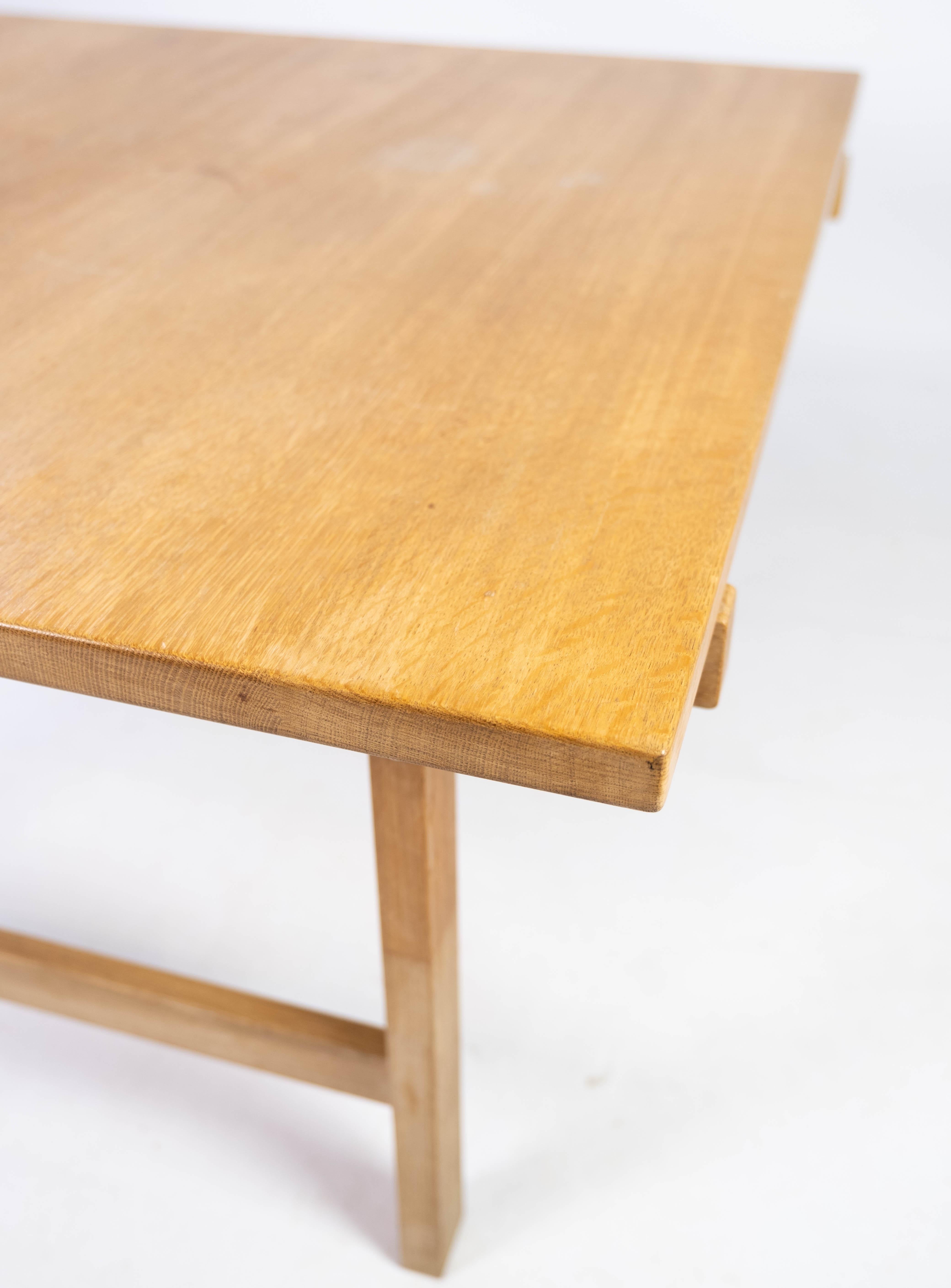 Danois Table basse en chêne conçue par Hans J. Wegner à partir des années 1960  en vente