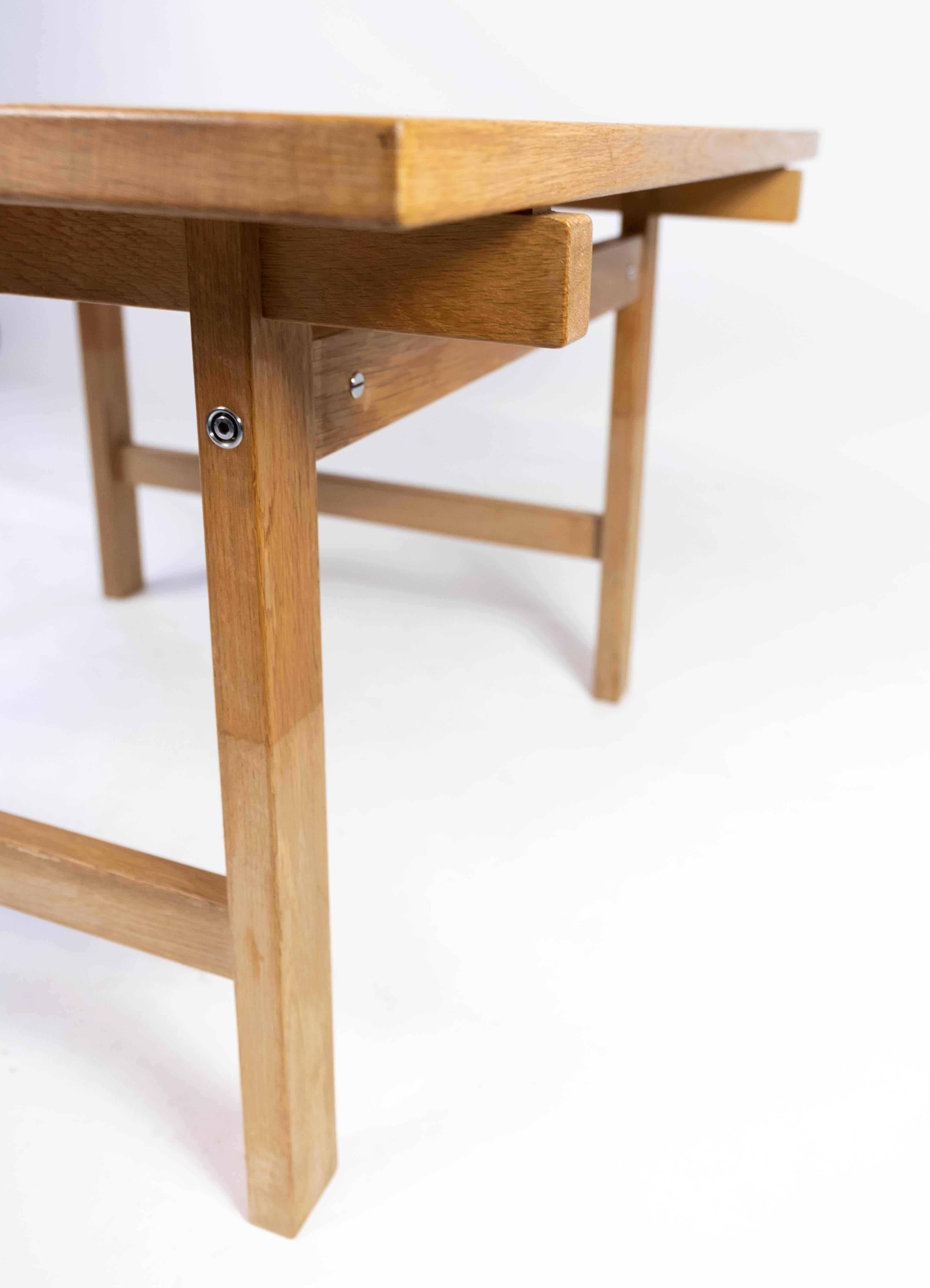 Couchtisch aus Eiche, entworfen von Hans J. Wegner aus den 1960er Jahren im Zustand „Gut“ im Angebot in Lejre, DK