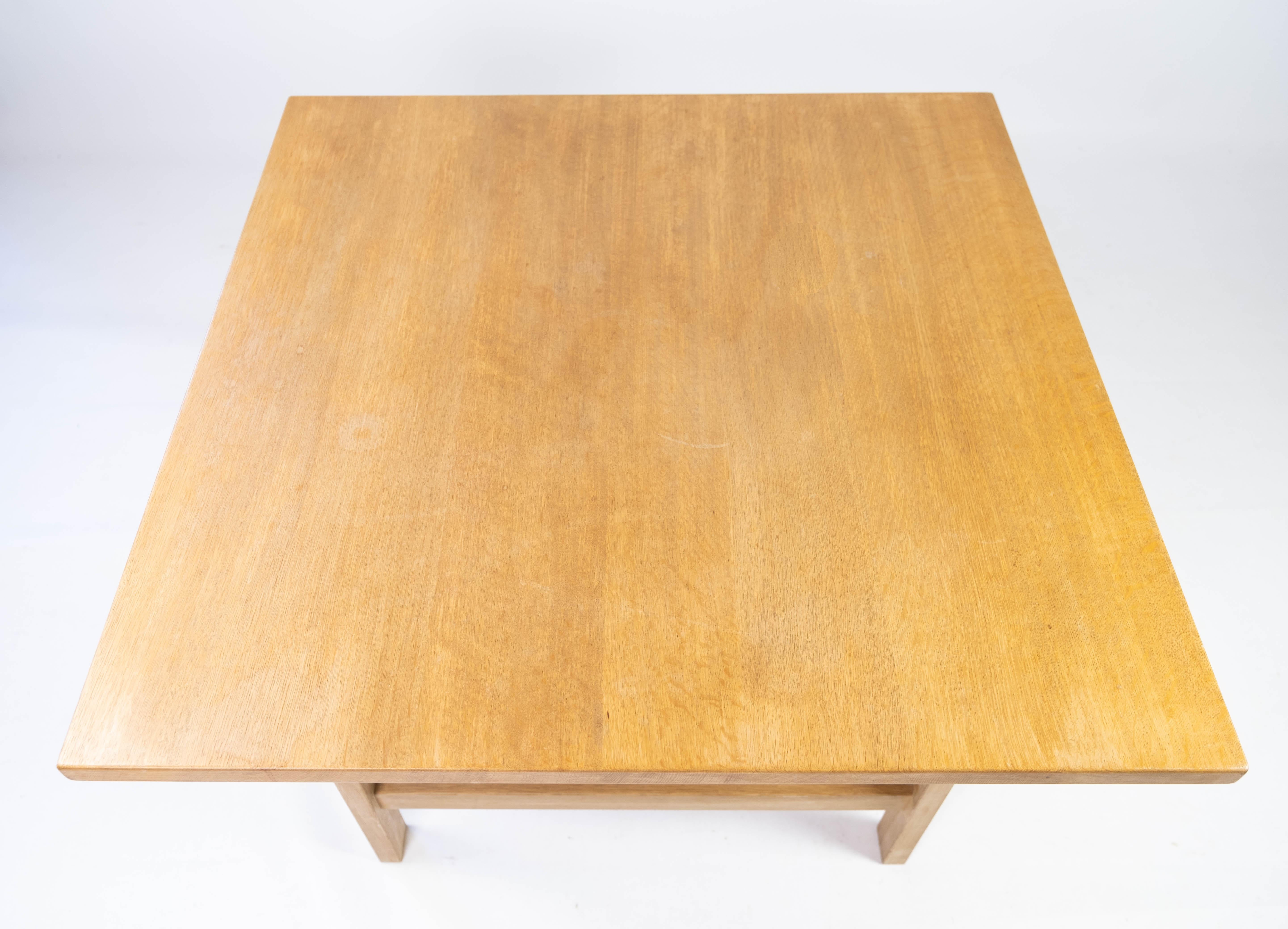 Couchtisch aus Eiche, entworfen von Hans J. Wegner aus den 1960er Jahren im Angebot 1