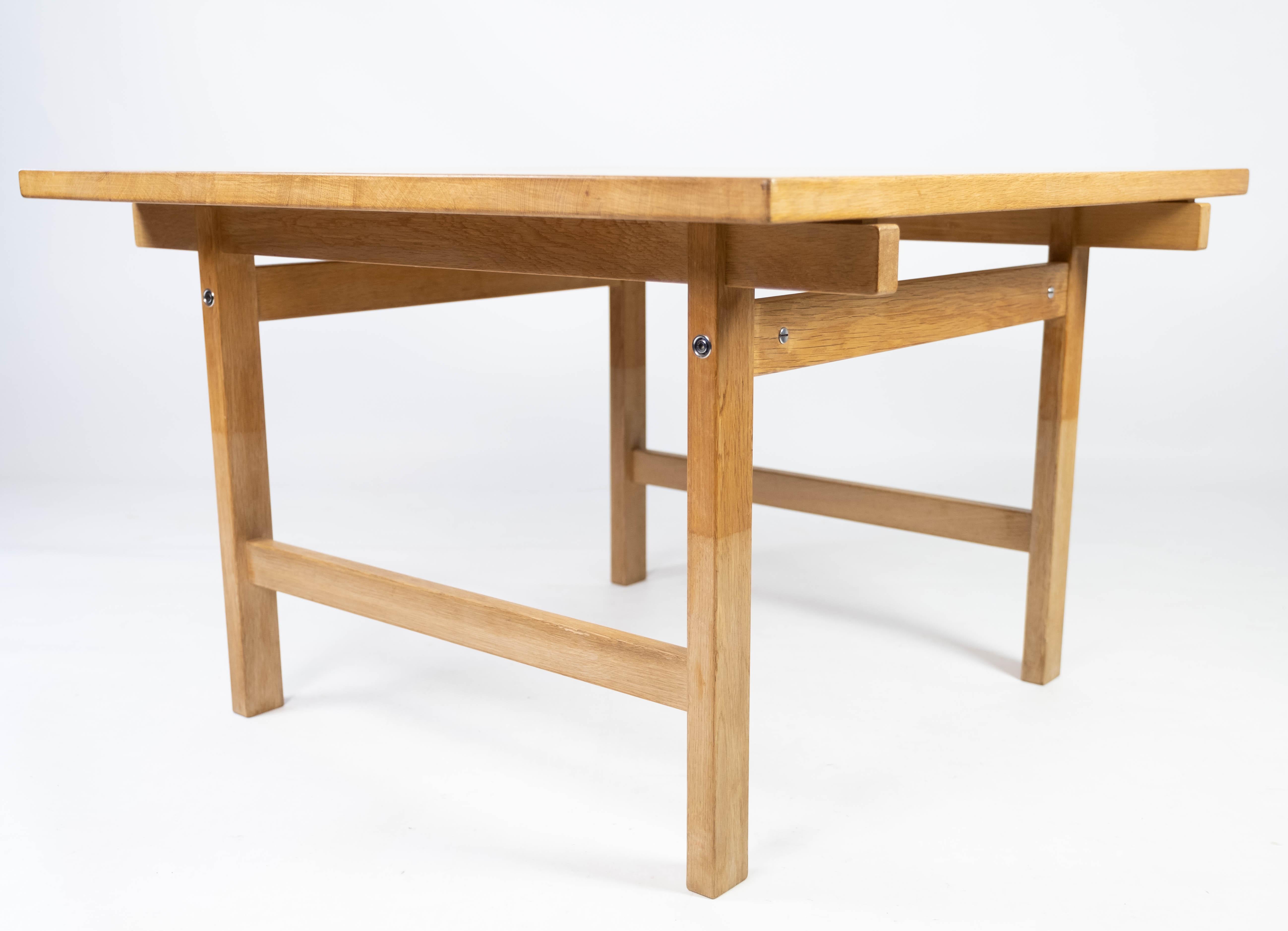 Couchtisch aus Eiche, entworfen von Hans J. Wegner aus den 1960er Jahren im Angebot 2