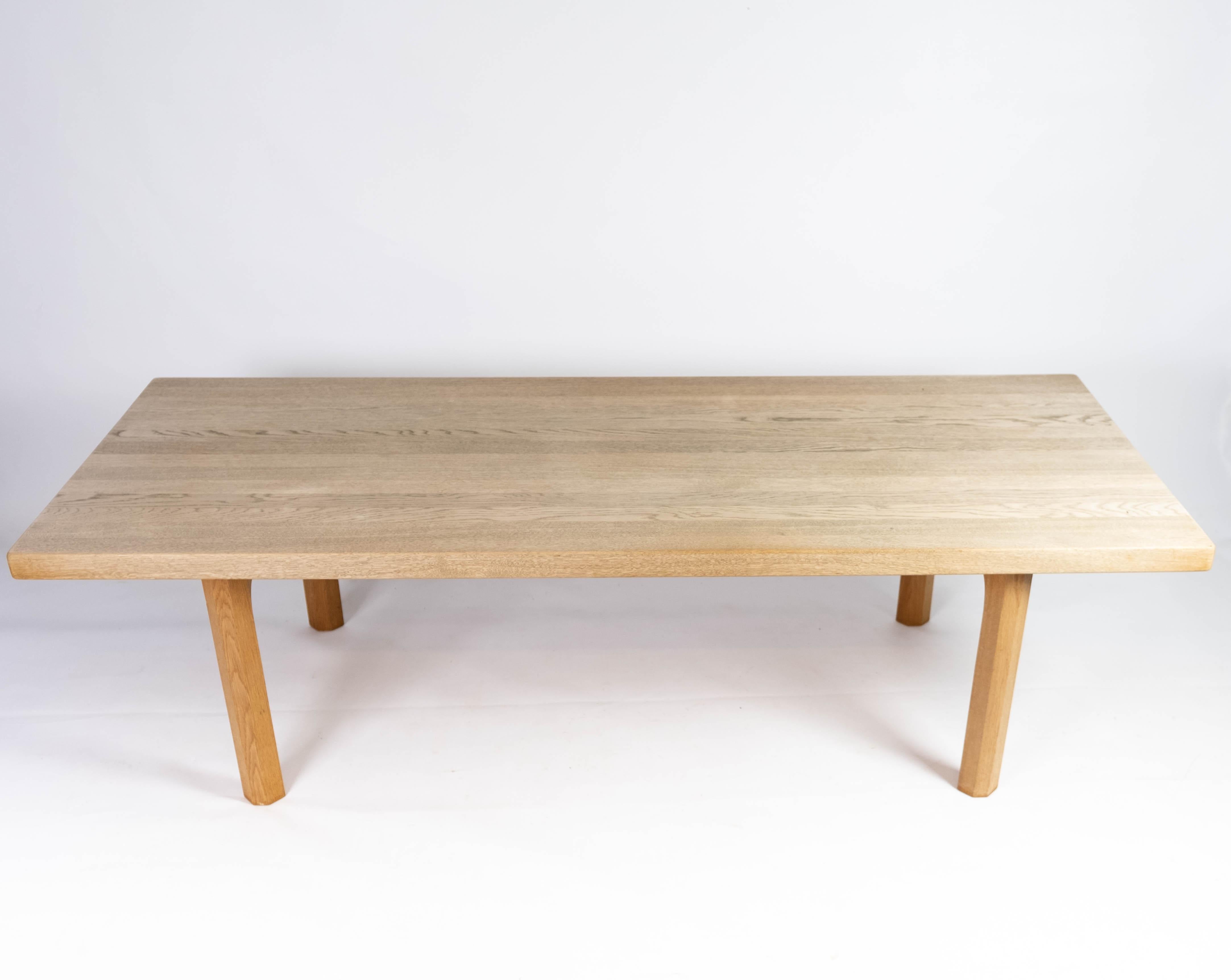 Coffee table in oak of Danish design from the 1960s. The table is in great vintage condition.
 