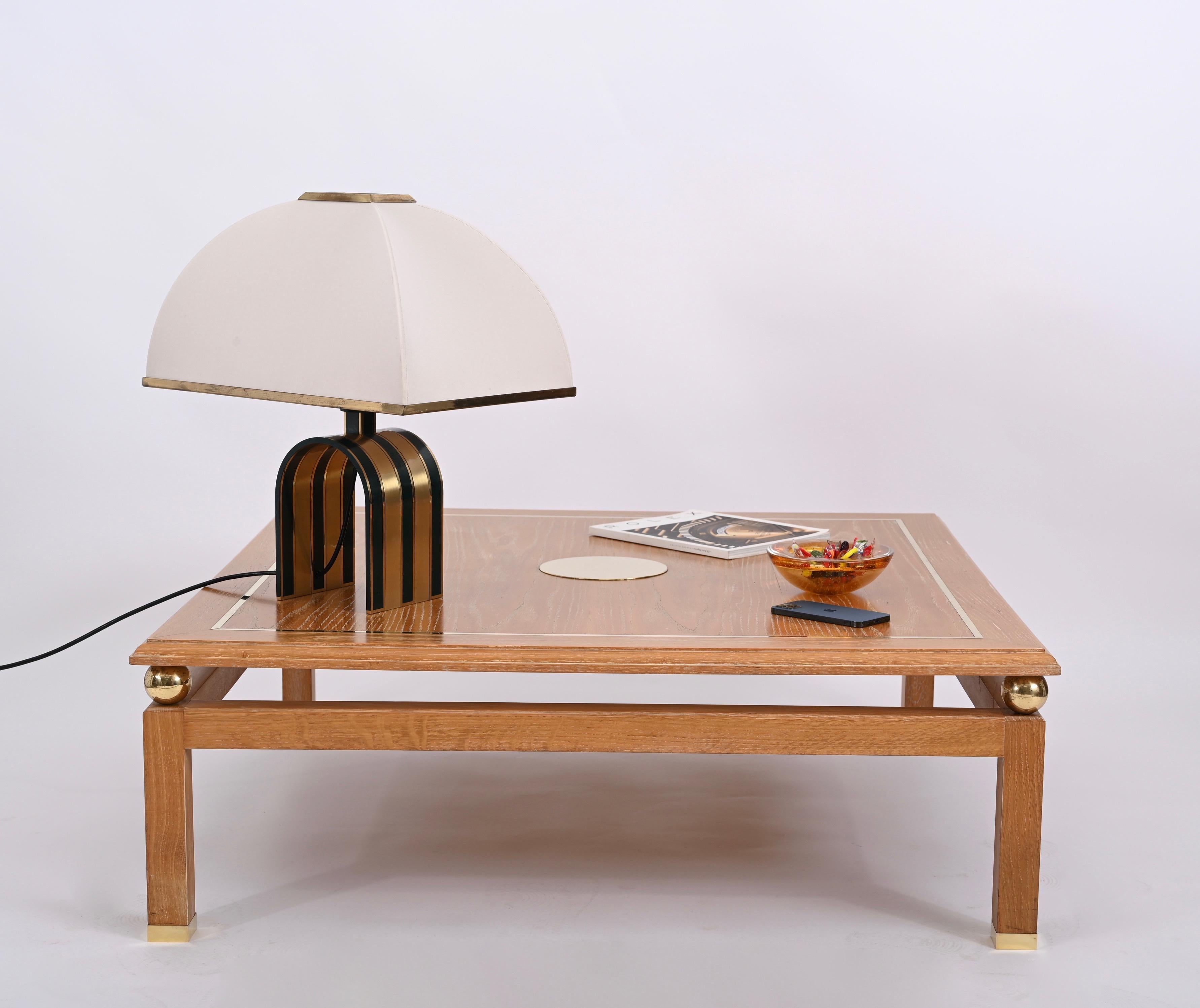 Laiton Table basse en chêne et laiton, signée par Tommaso Barbi, Italie, années 1970 en vente