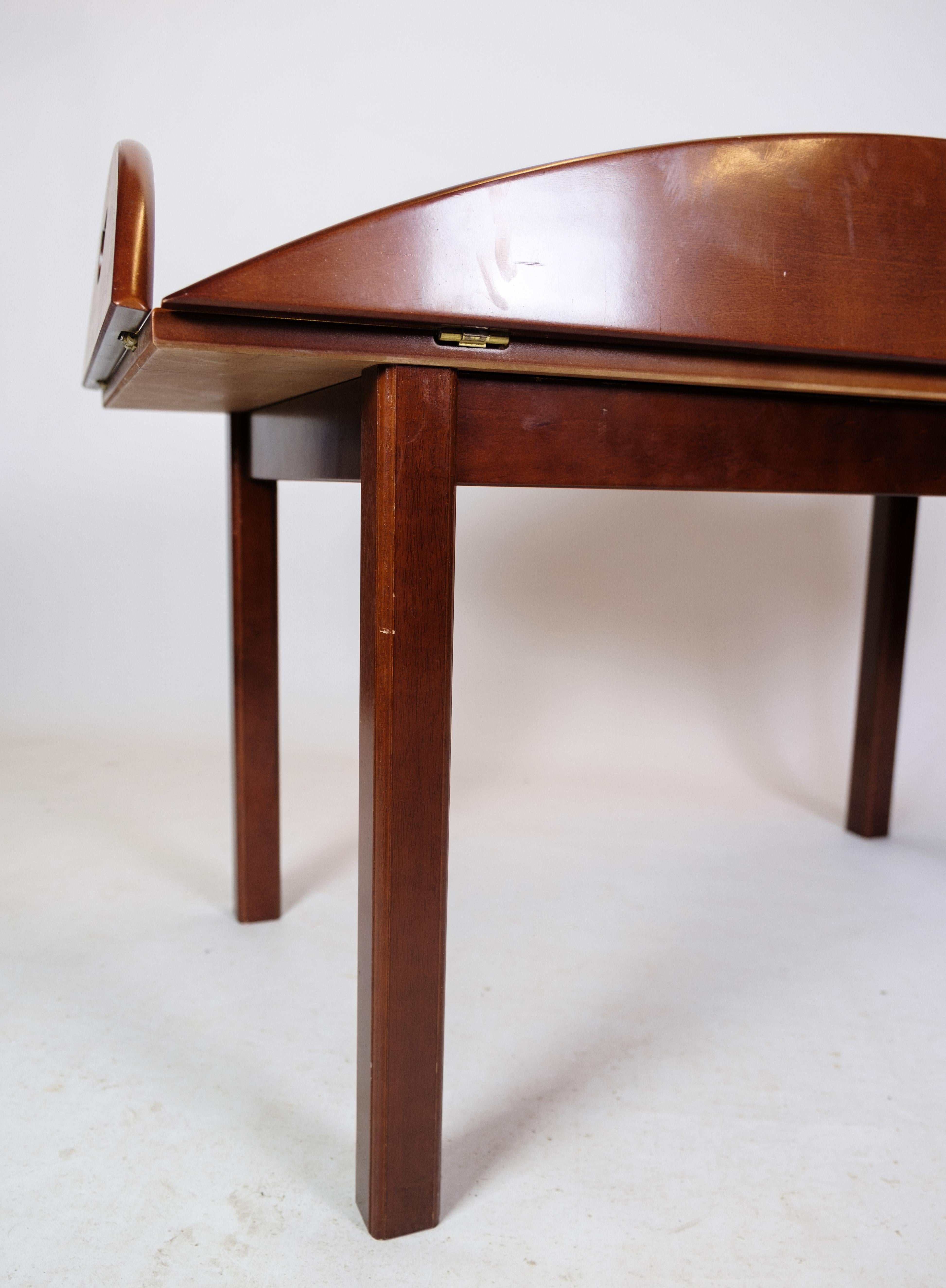 Milieu du XXe siècle Table basse en acajou poli avec raccords en laiton des années 1940 en vente