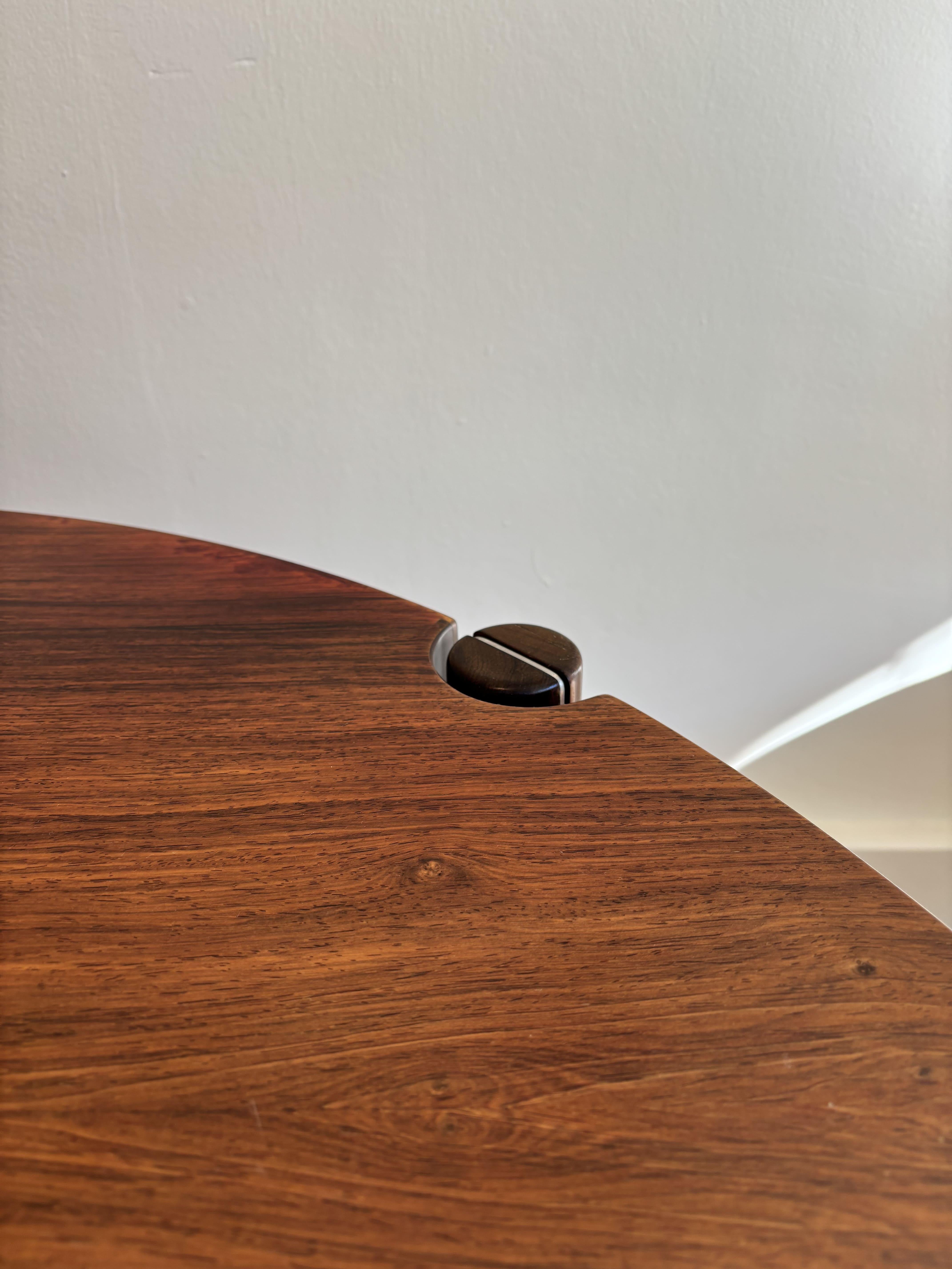 Tavolo da caffè/centro

Danimarca, anni '60

Dettagli in palissandro e alluminio sulle gambe.

Misure:

110 ⌀ x 51 (H) cm.

Condizioni:

Ottime condizioni.

Piccoli danni di vecchia data che sono stati riparati molto tempo