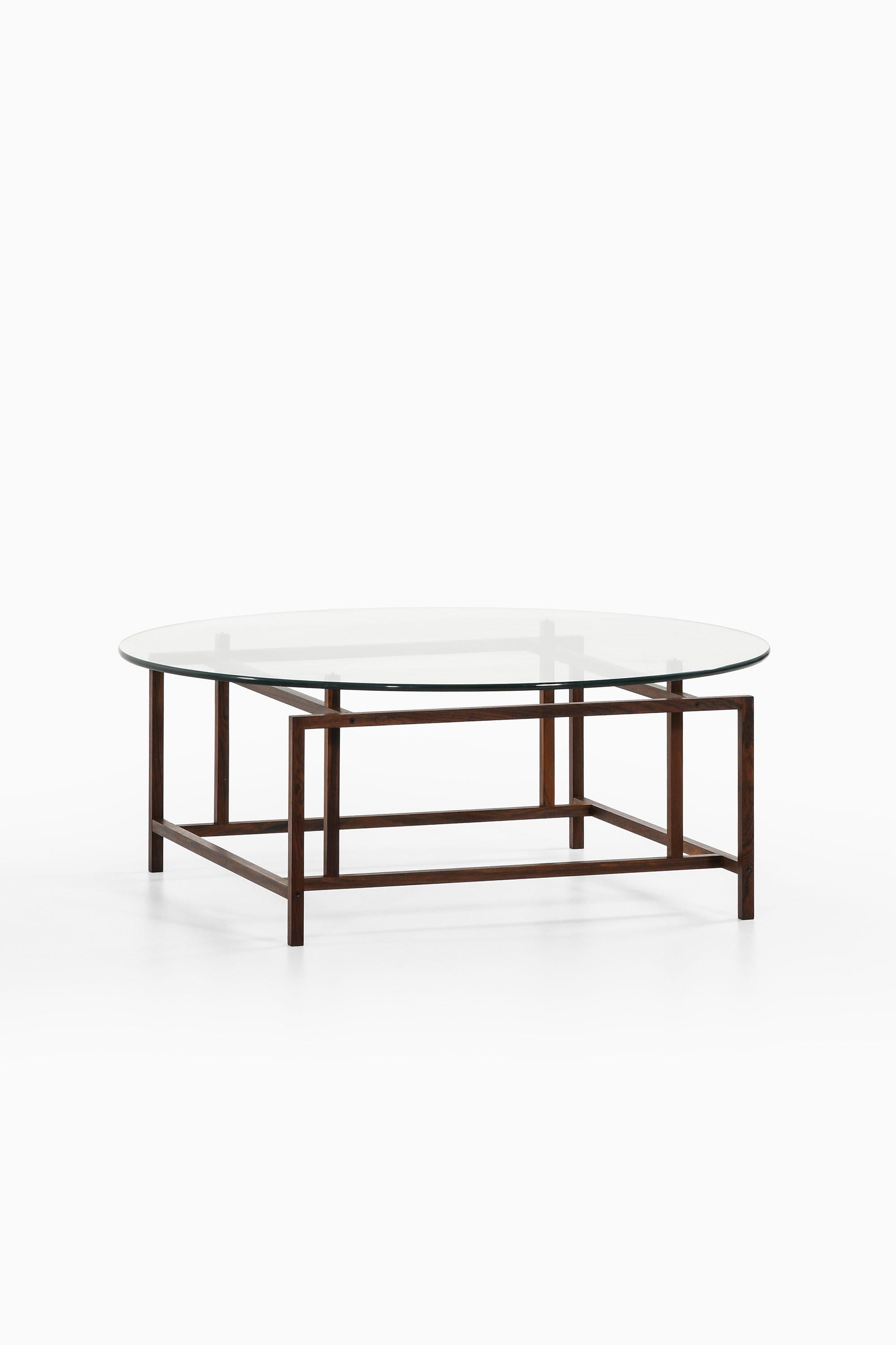 Couchtisch aus Palisanderholz und Glas von Henning Nørgaard, 1960er Jahre

Zusätzliche Informationen:
MATERIAL: Palisanderholz und Glas
Produziert von Komfort in Dänemark
Abmessungen (B x T x H): 110 x 110 x 42 cm
Zustand: Guter Vintage-Zustand, mit