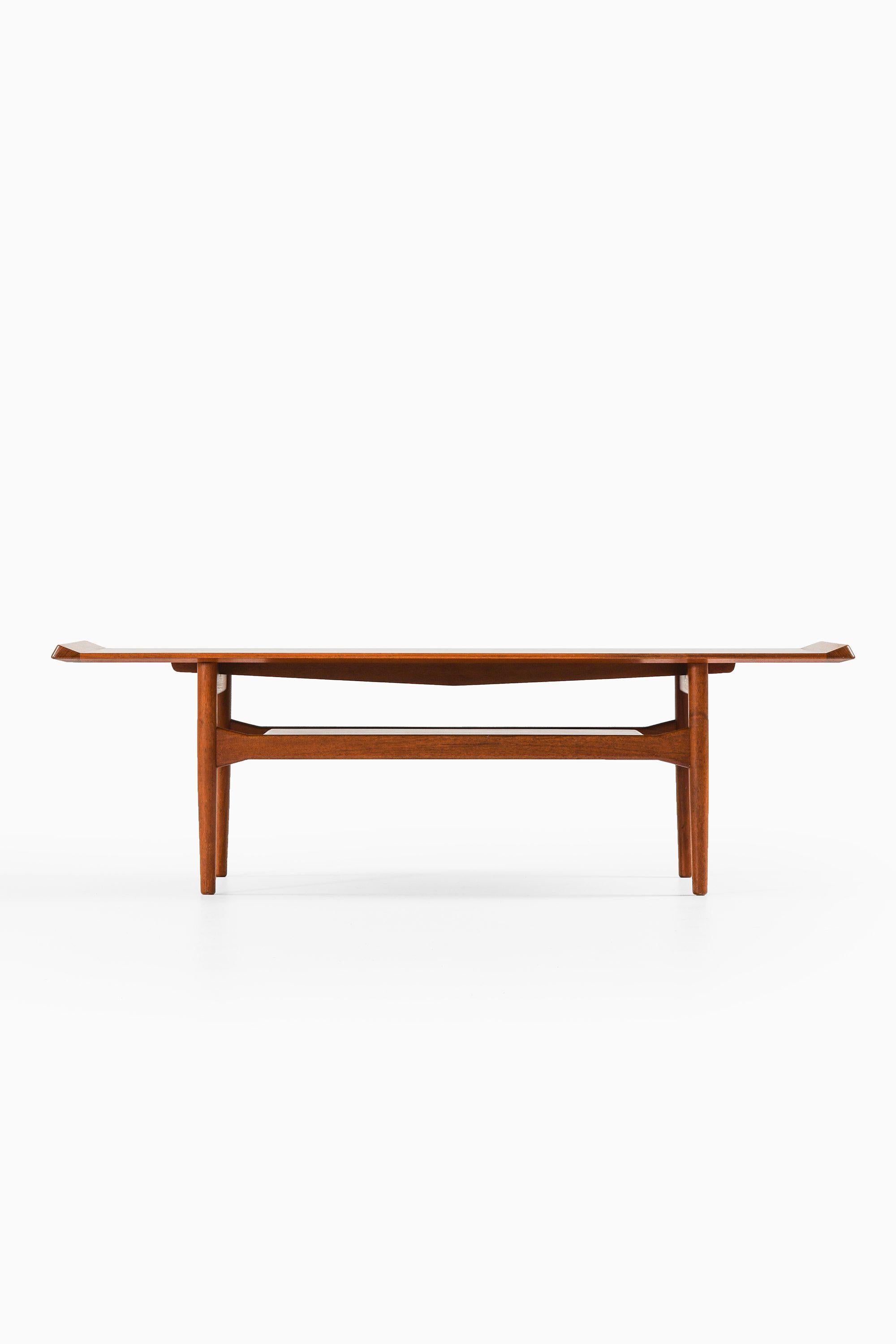 Coffee Table in Rosewood and Teak by Ib Kofod-Larsen, 1950's

Additional Information:
Material: Rosewood, teak
Style: Mid century, Scandinavian
Produced by Christensen & Larsen in Denmark
Dimensions (W x D x H): 120 x 47 x 165 cm