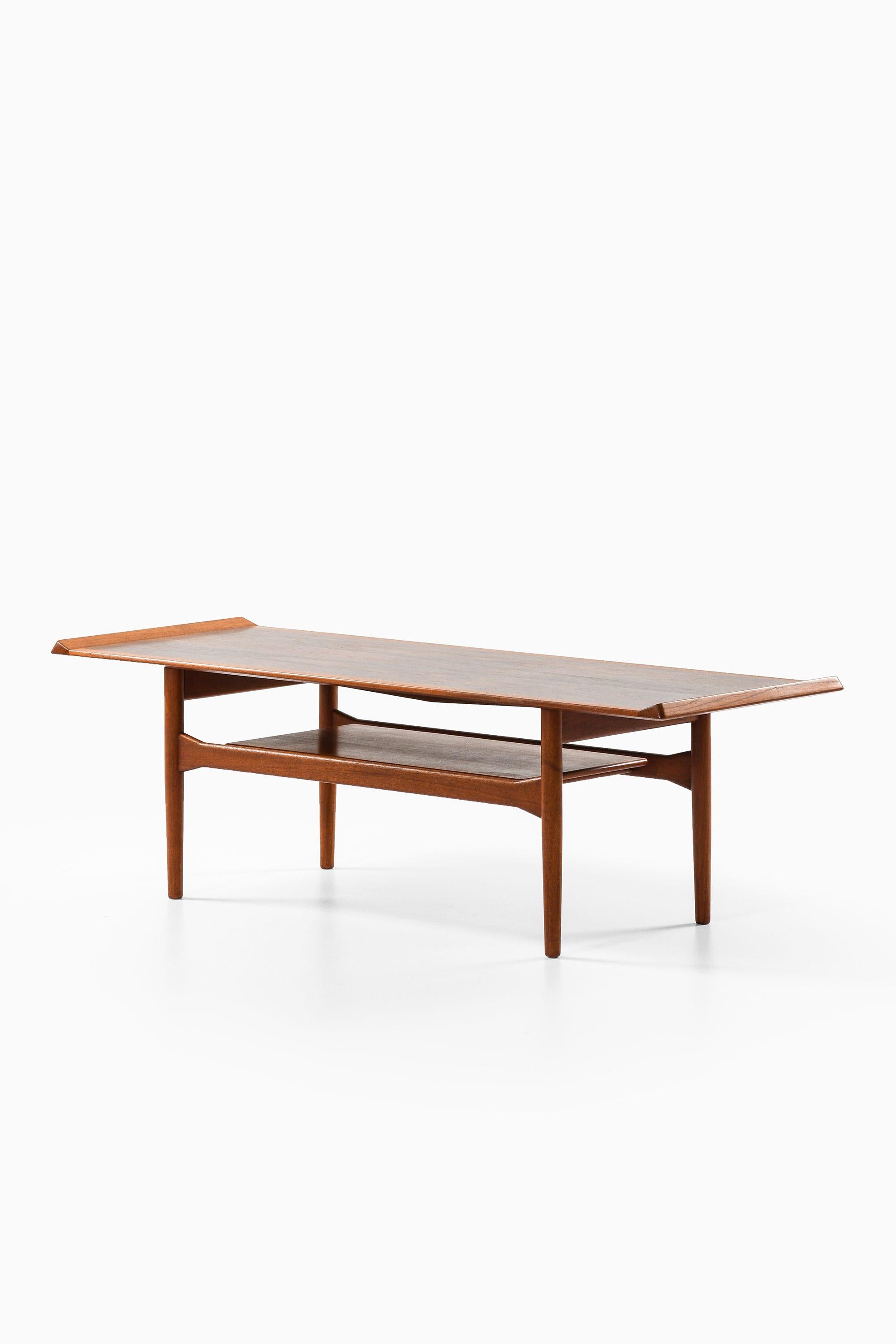 Mid-Century Modern Coffee Table in Rosewood and Teak by Ib Kofod-Larsen, 1950's For Sale