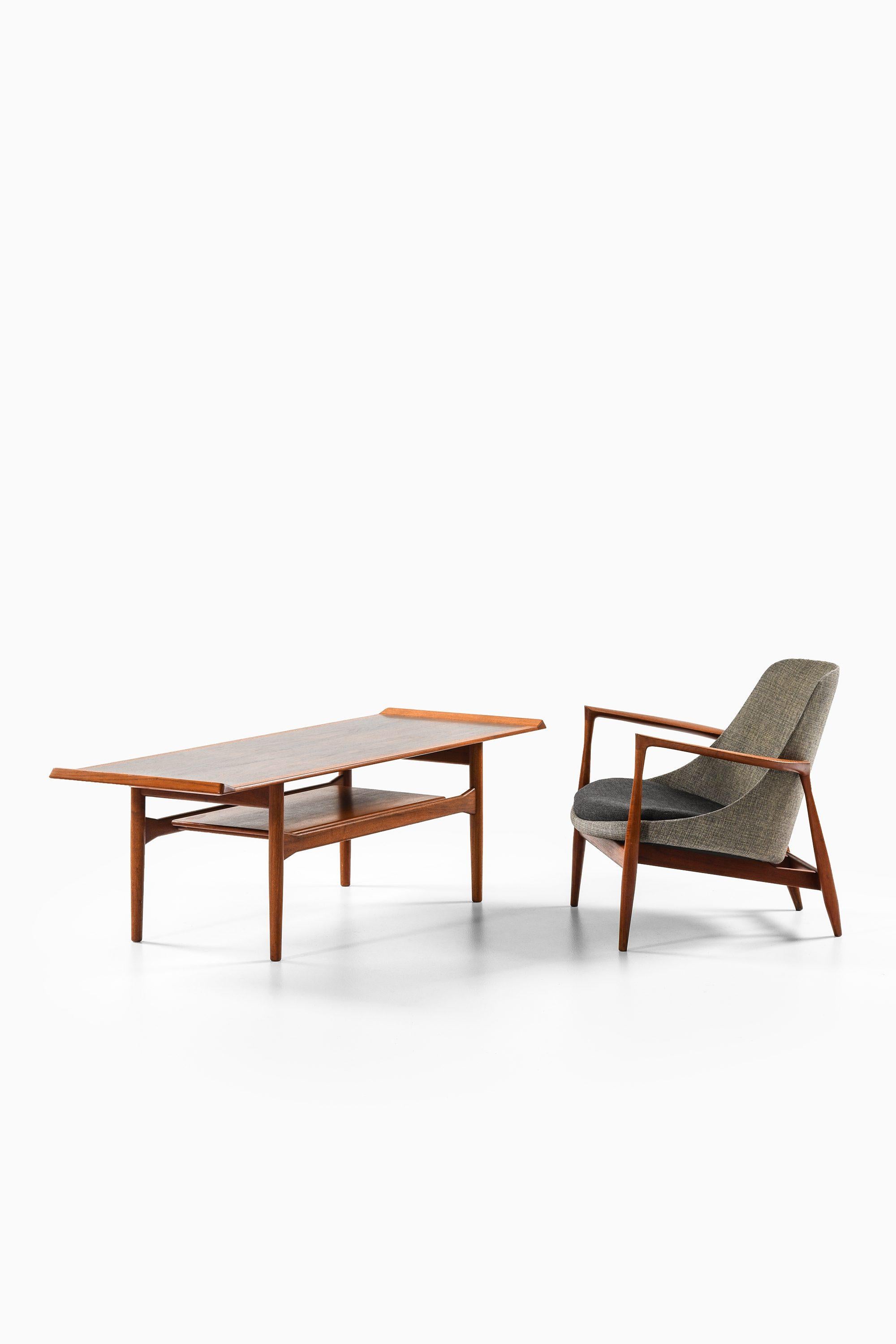 Coffee Table in Rosewood and Teak by Ib Kofod-Larsen, 1950's For Sale 3