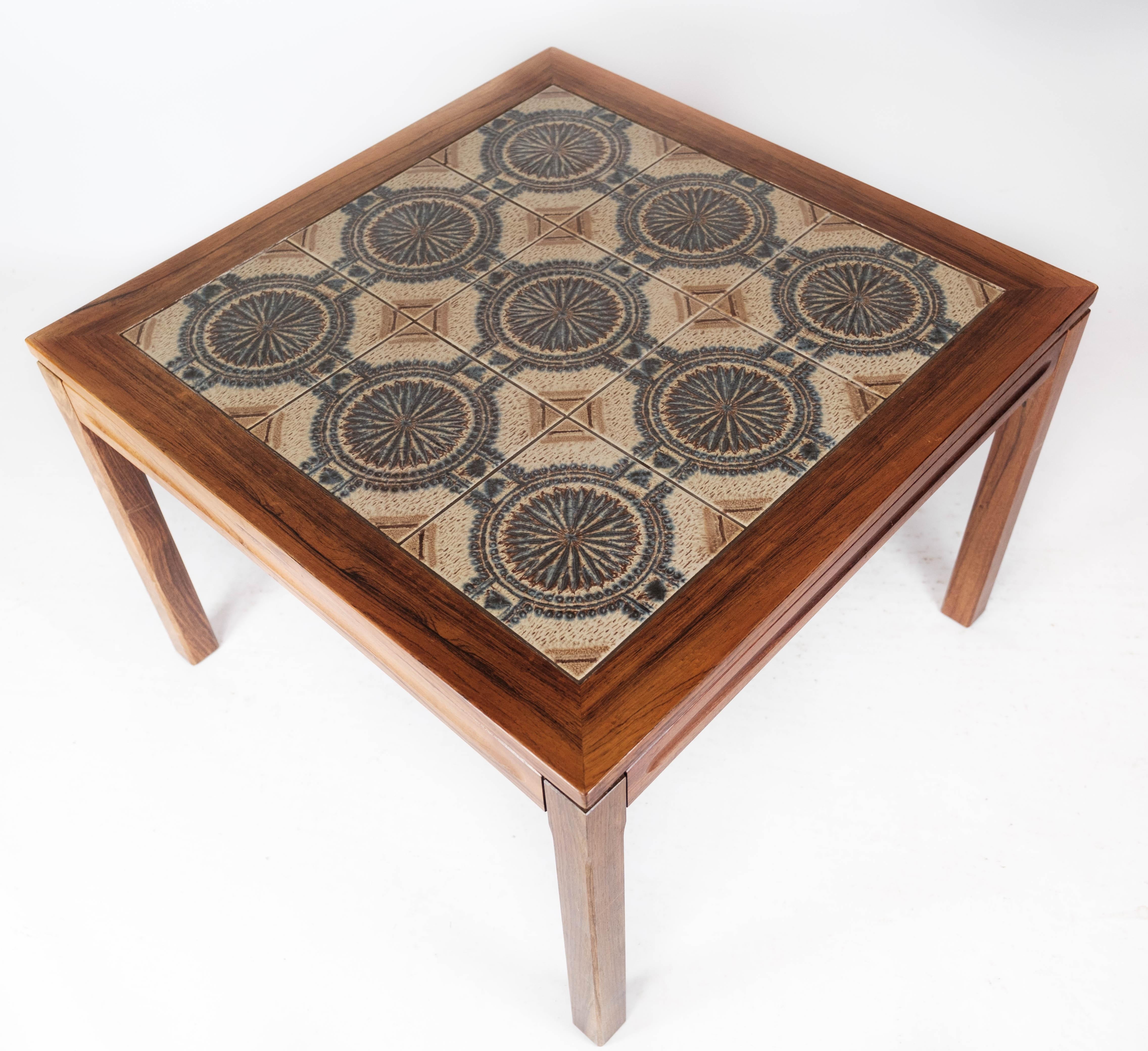 Table basse fabriquée en bois de rose avec des carreaux dans le plateau de la table des années 1960 en vente 3