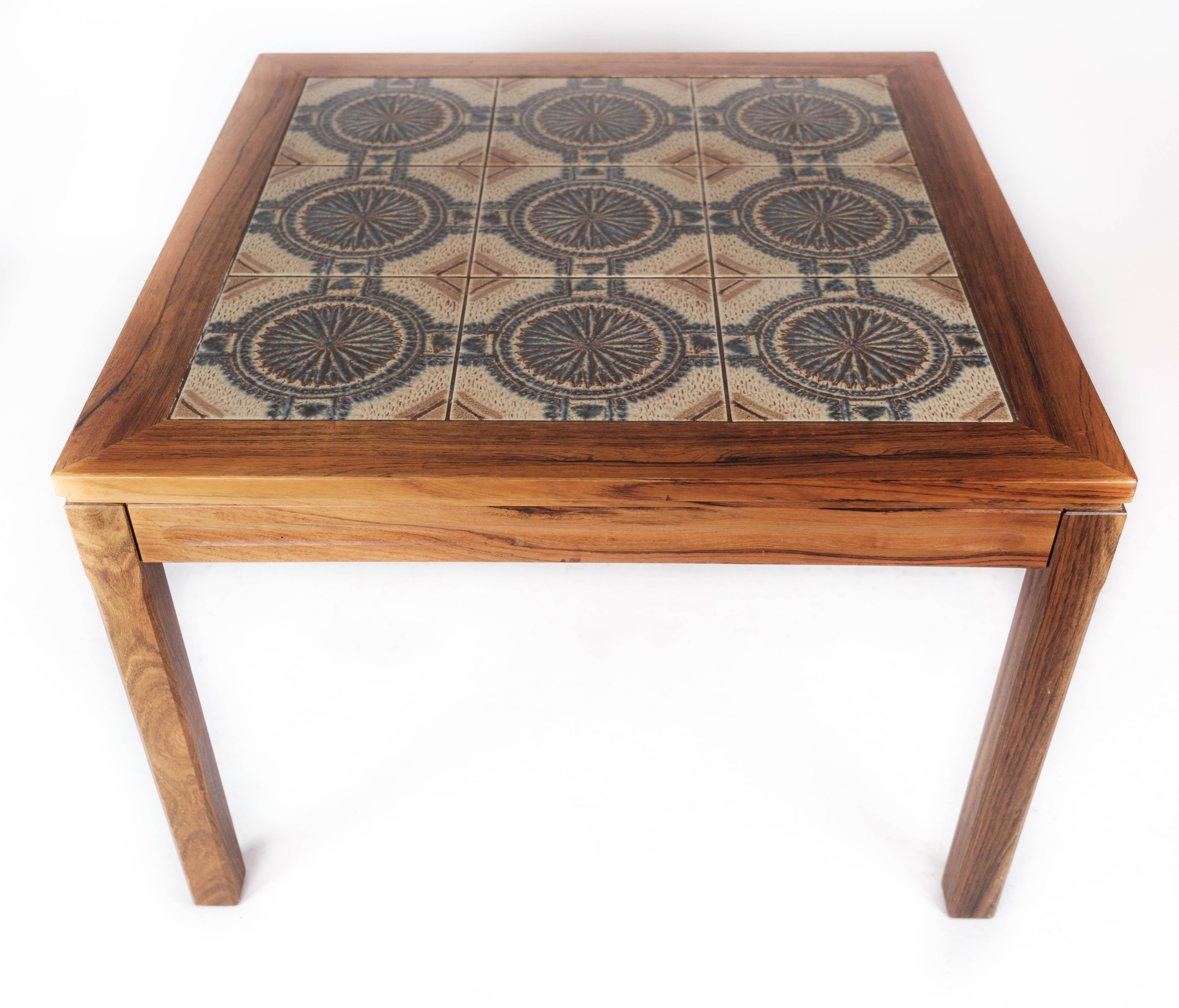 La table basse en bois de rose, réalisée dans le design danois des années 1960, est un bel exemple de l'esthétique et de la qualité de l'artisanat.

Les tons chauds et le magnifique motif du bois de rose confèrent à la table une élégance
