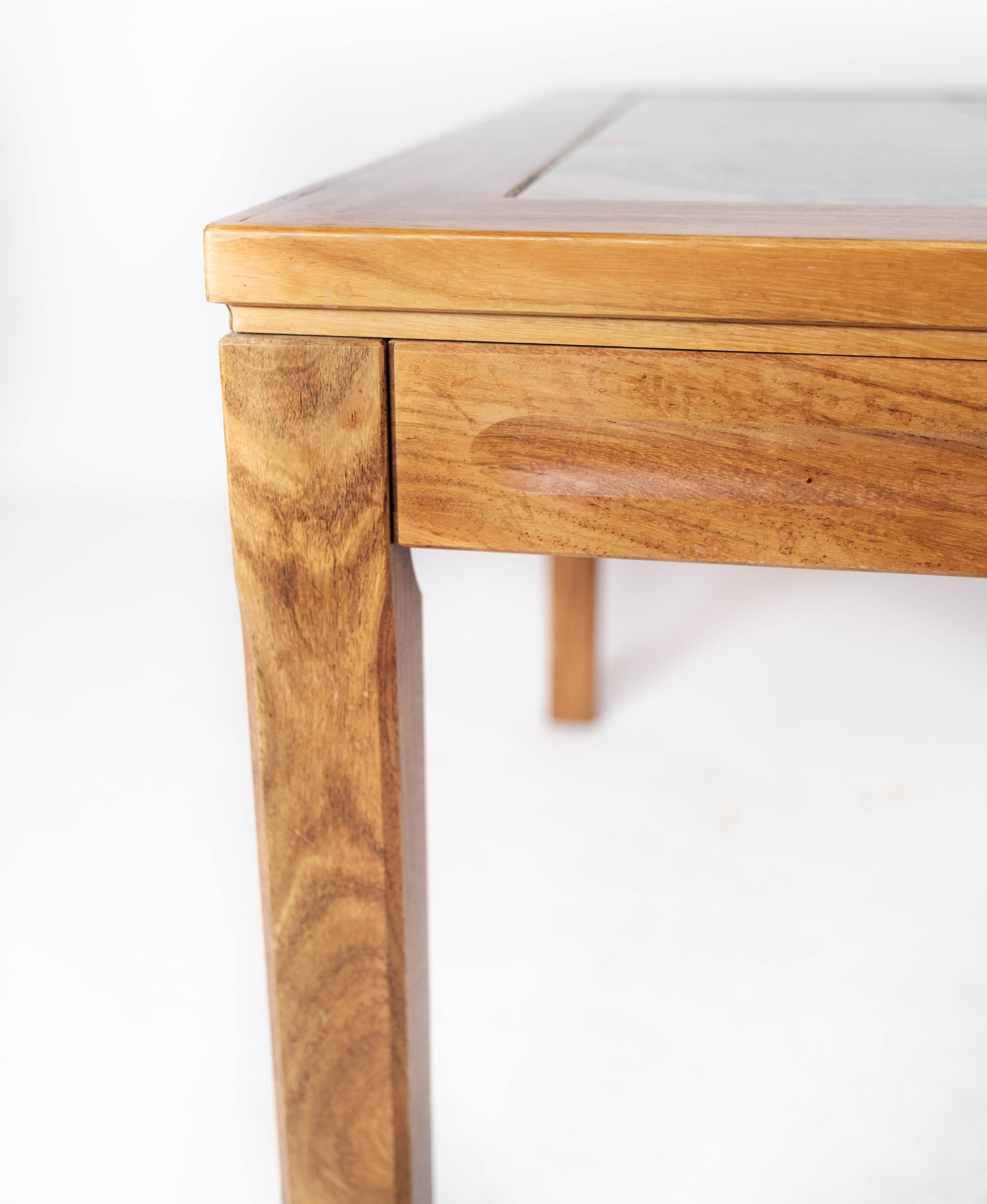 Mid-Century Modern Table basse fabriquée en bois de rose avec des carreaux dans le plateau de la table des années 1960 en vente
