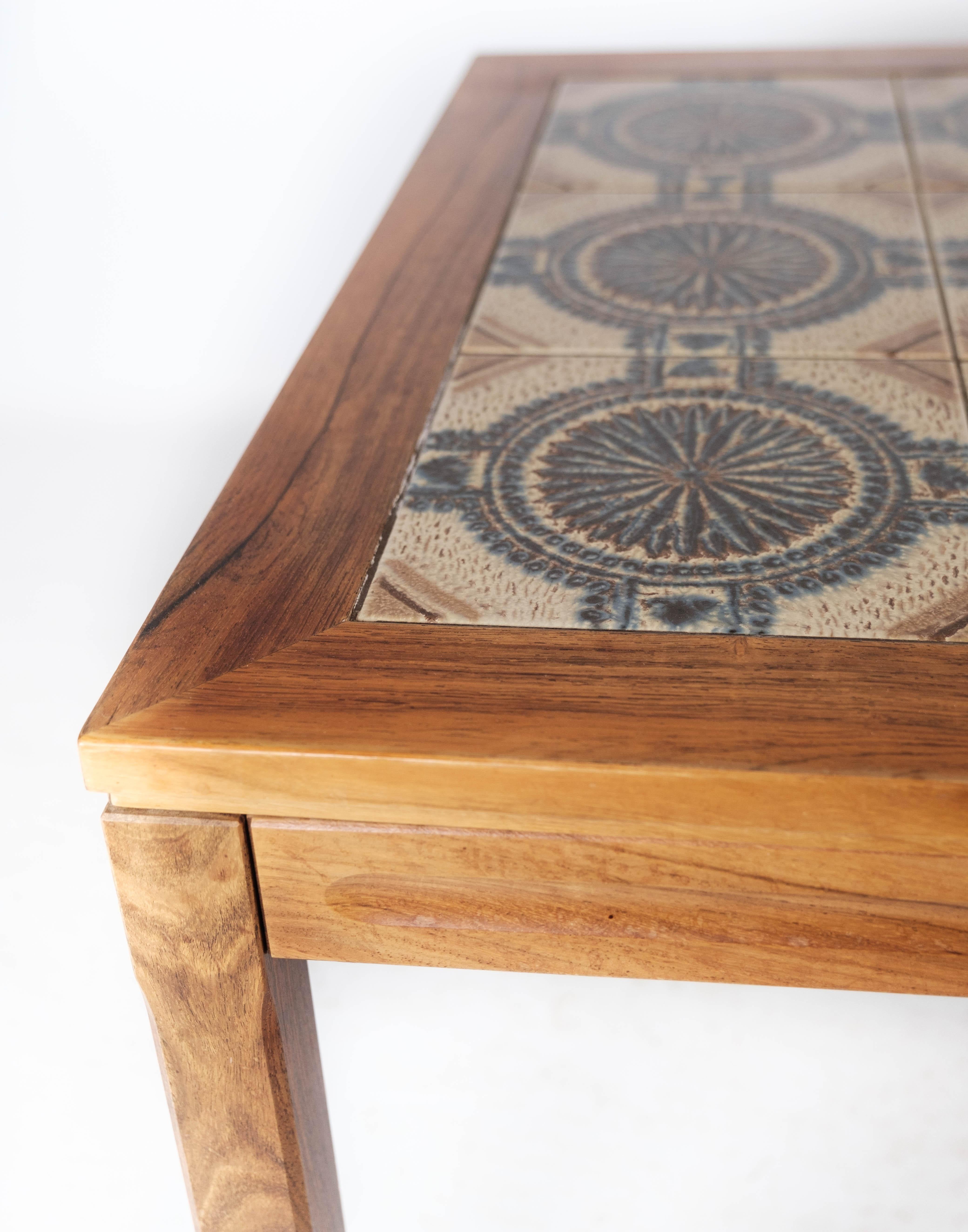 Danois Table basse fabriquée en bois de rose avec des carreaux dans le plateau de la table des années 1960 en vente
