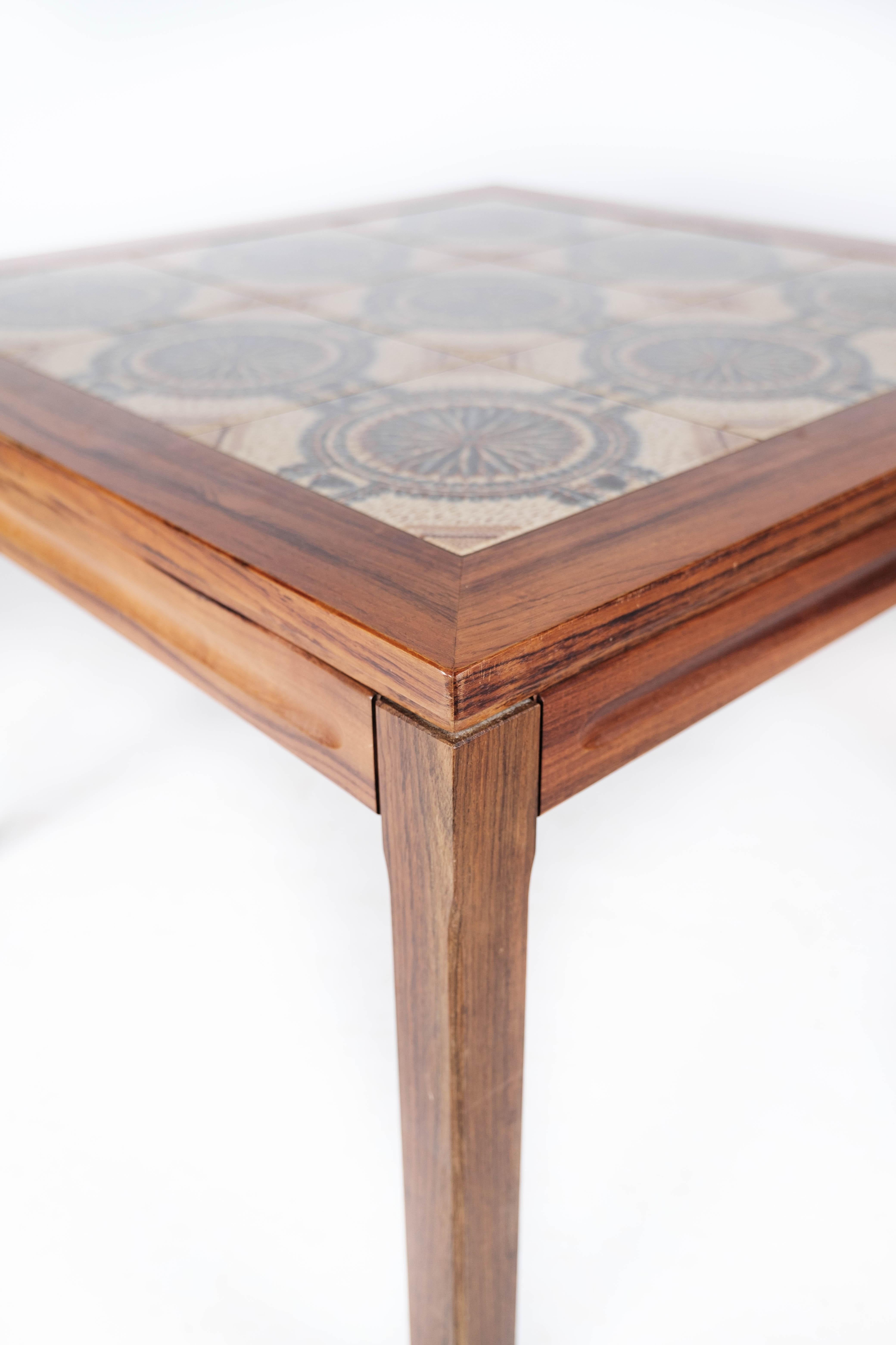 Céramique Table basse fabriquée en bois de rose avec des carreaux dans le plateau de la table des années 1960 en vente
