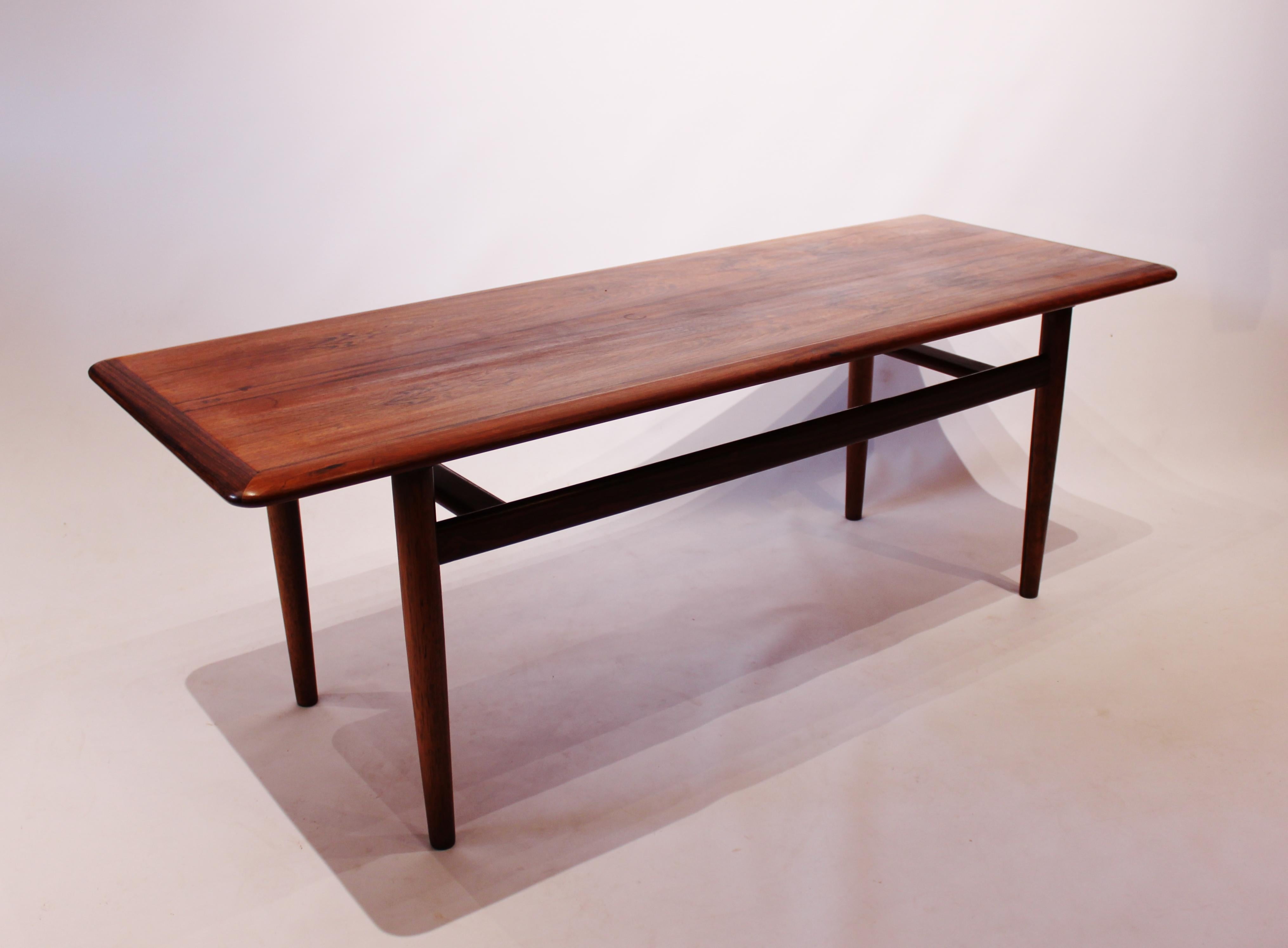 Cette table basse est une belle représentation du design danois des années 1960, réalisée dans un riche bois de rose. Le bois de rose, également appelé palissandre, est recherché pour son grain profond et luxuriant et ses tons chauds qui ajoutent