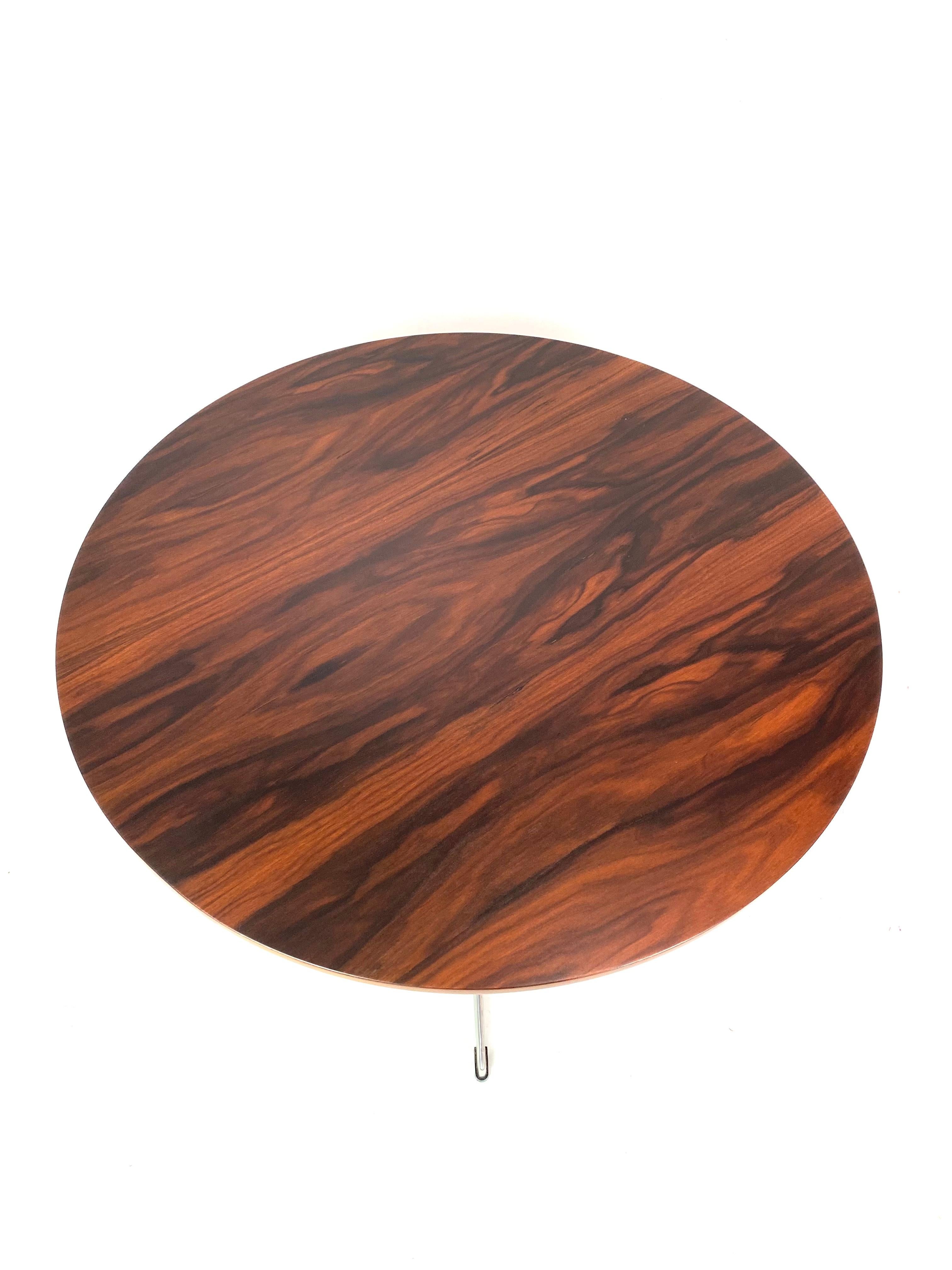 The coffee table in rosewood designed by Arne Jacobsen and manufactured by Fritz Hansen in 1987 is a beautiful piece of furniture that showcases Jacobsen's signature modernist style. The table is made of high-quality rosewood, which is known for its