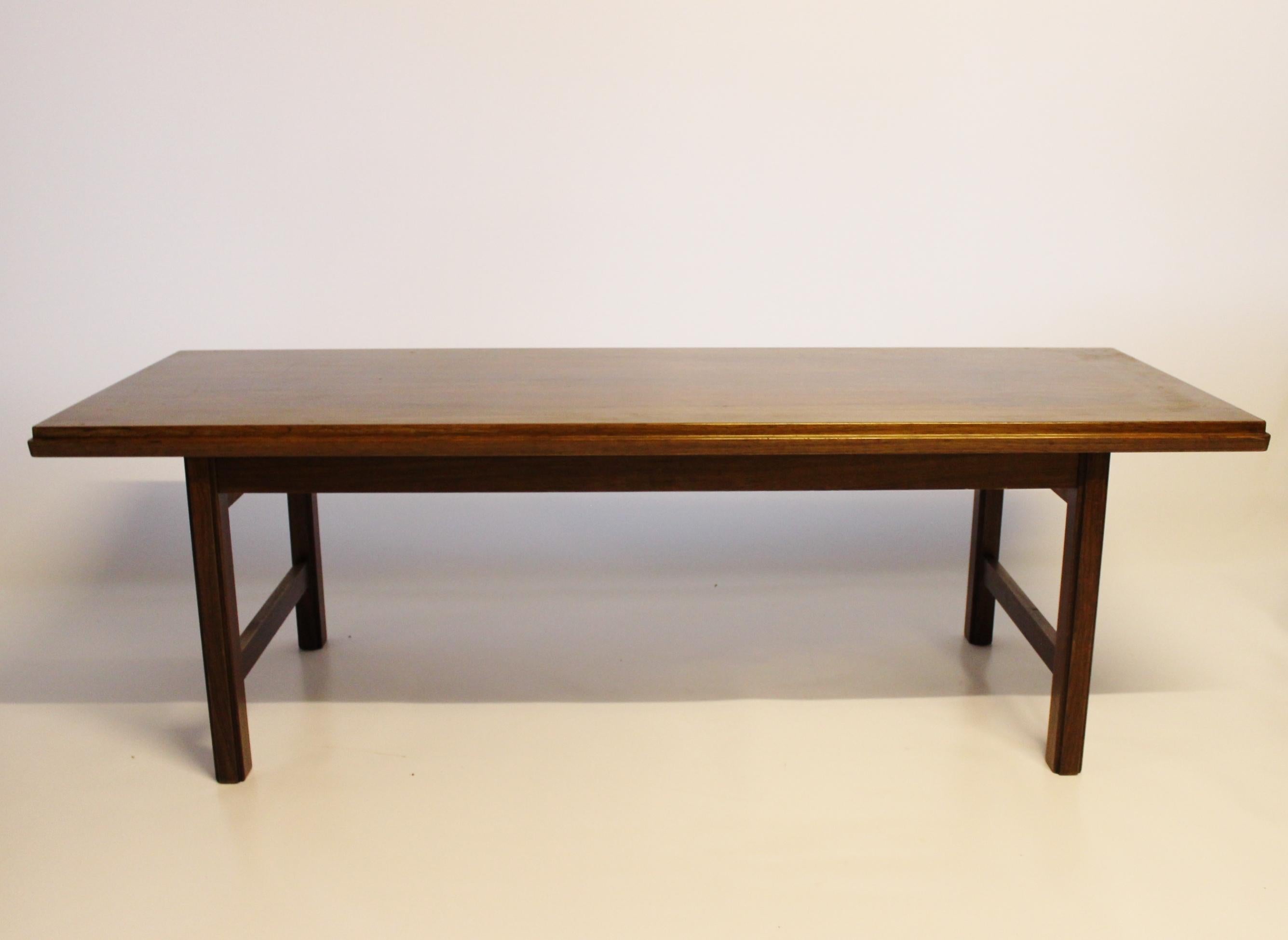 The coffee table is a beautiful example of Danish design from the 1960s, made of rosewood. It is a piece of furniture that exudes elegance and timeless beauty with its beautiful wooden structure and well-crafted details. Rosewood is known for its