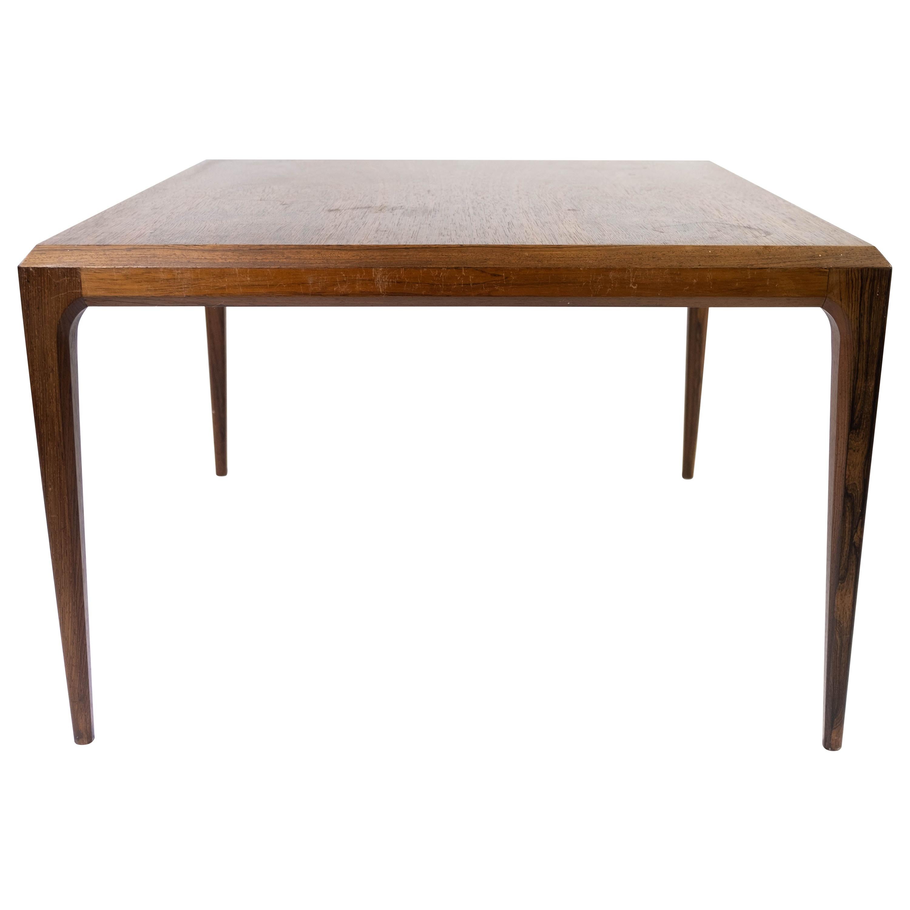 Table basse en bois de rose conçue par Johannes Andersen à partir des années 1960