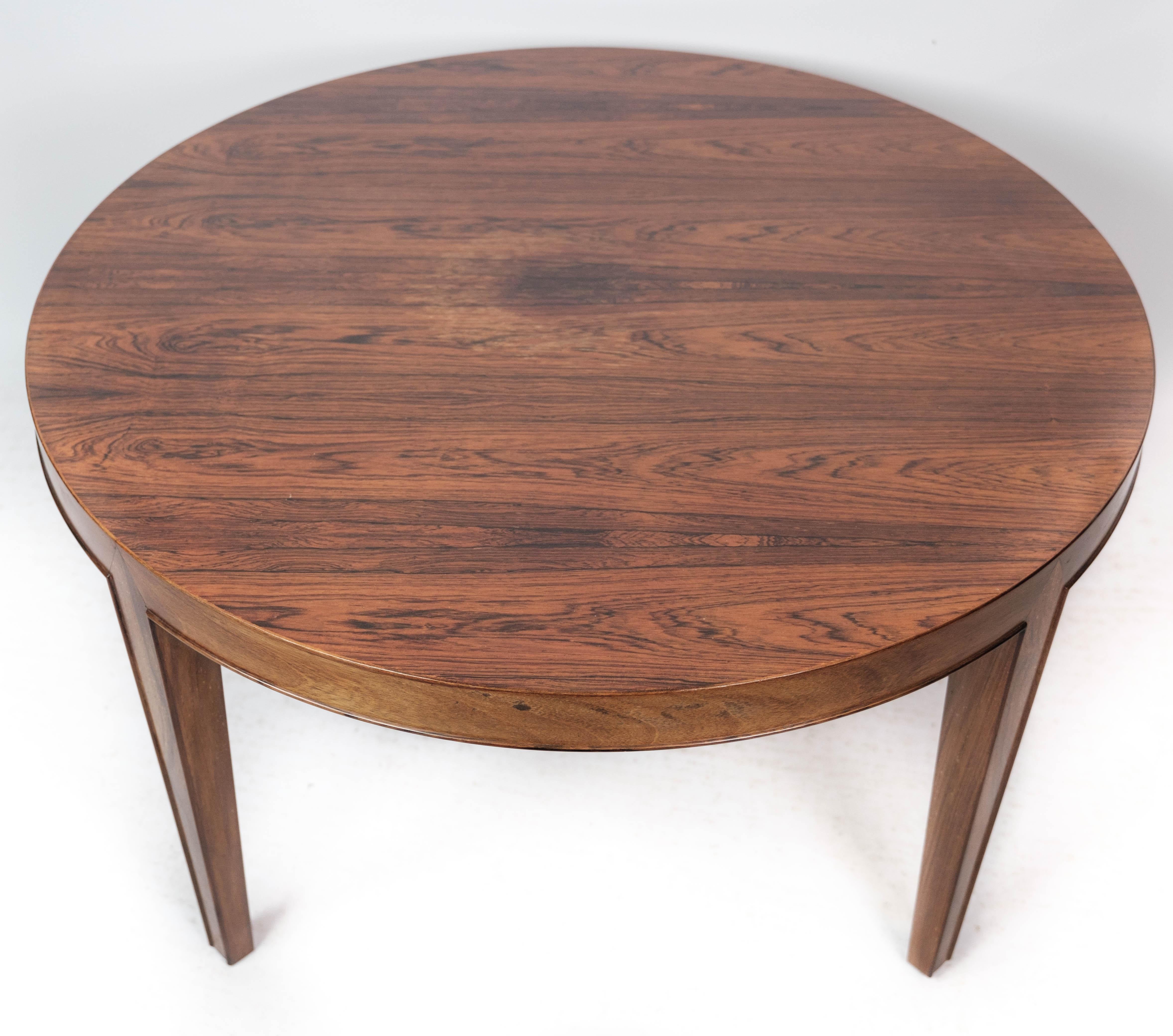 The coffee table crafted from rosewood and designed by Severin Hansen, manufactured by Haslev Furniture in the 1960s, is a stunning example of Danish modernist design.

Rosewood, revered for its rich hues and distinctive grain patterns, lends a
