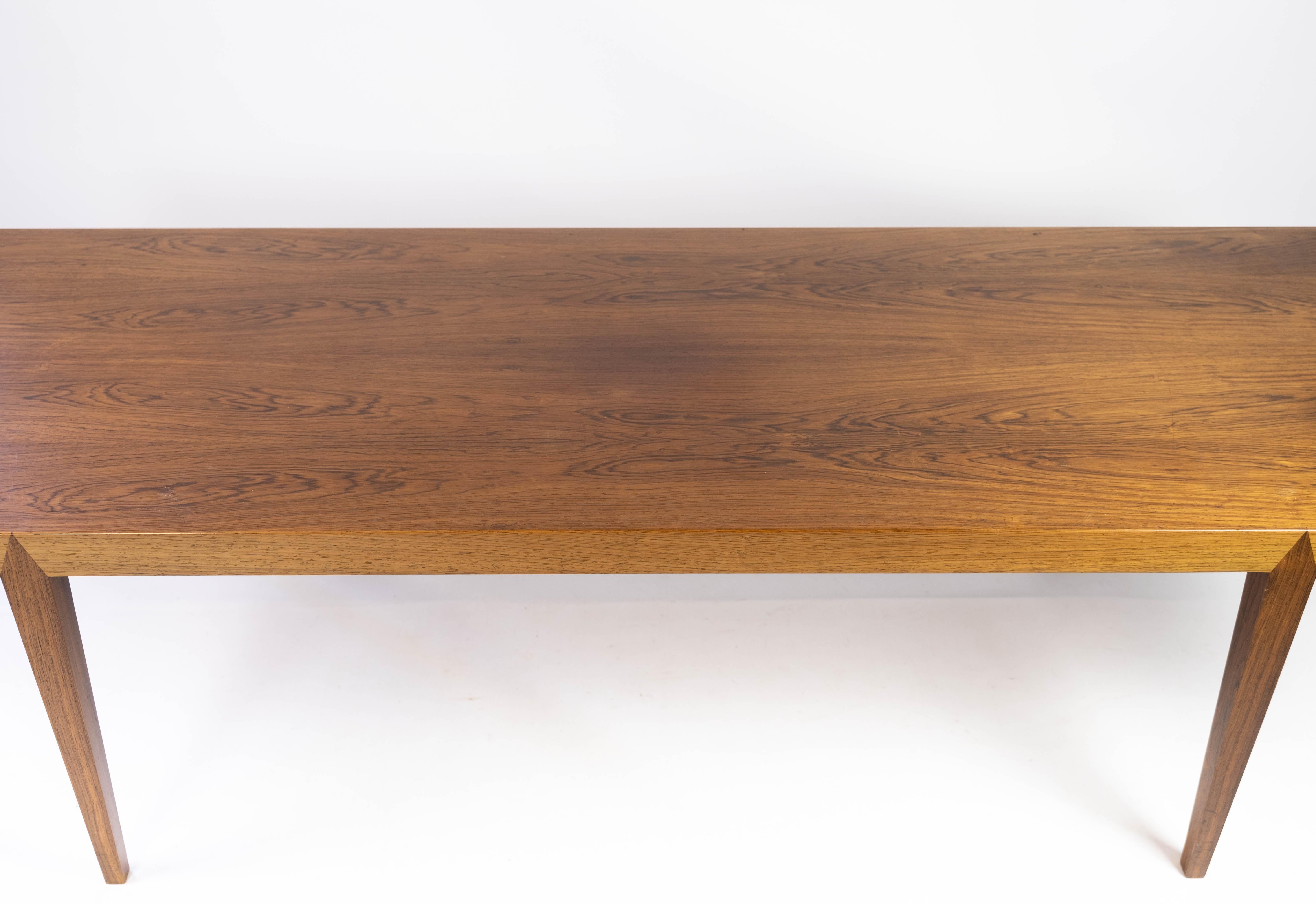 This coffee table, crafted from exquisite rosewood, epitomizes the elegance and craftsmanship of Danish design from the 1960s. Designed by the Severin Hansen for Haslev Furniture, it seamlessly combines form and function.

With its rich, deep hues