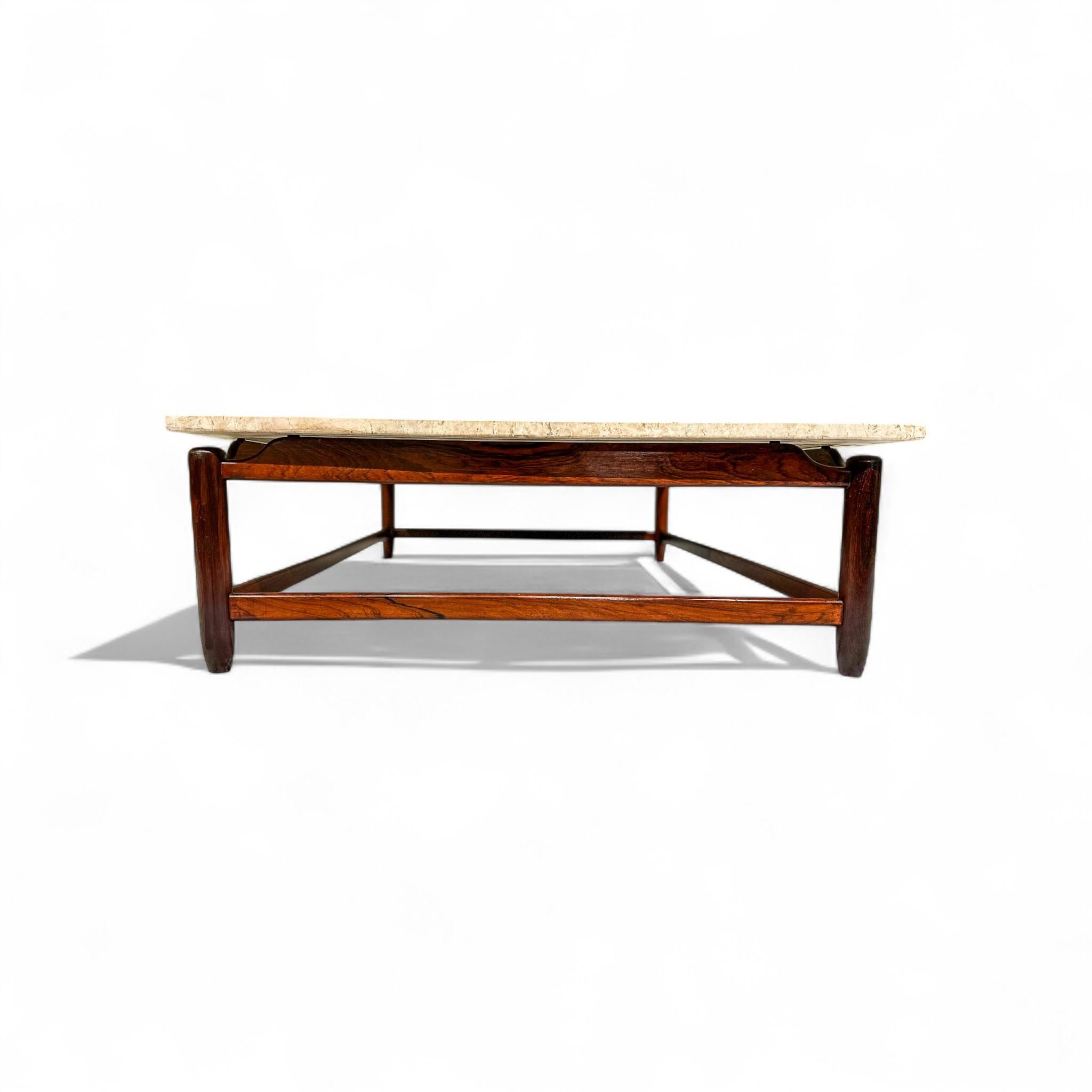 This beautiful coffee table was made by Jorge Jabour for Moveis Cantu in Brazil in the 1960’s and features a structure entirely made in solid rosewood and a marble top. The four legs and beams have rounded and soft edges. The rosewood has been