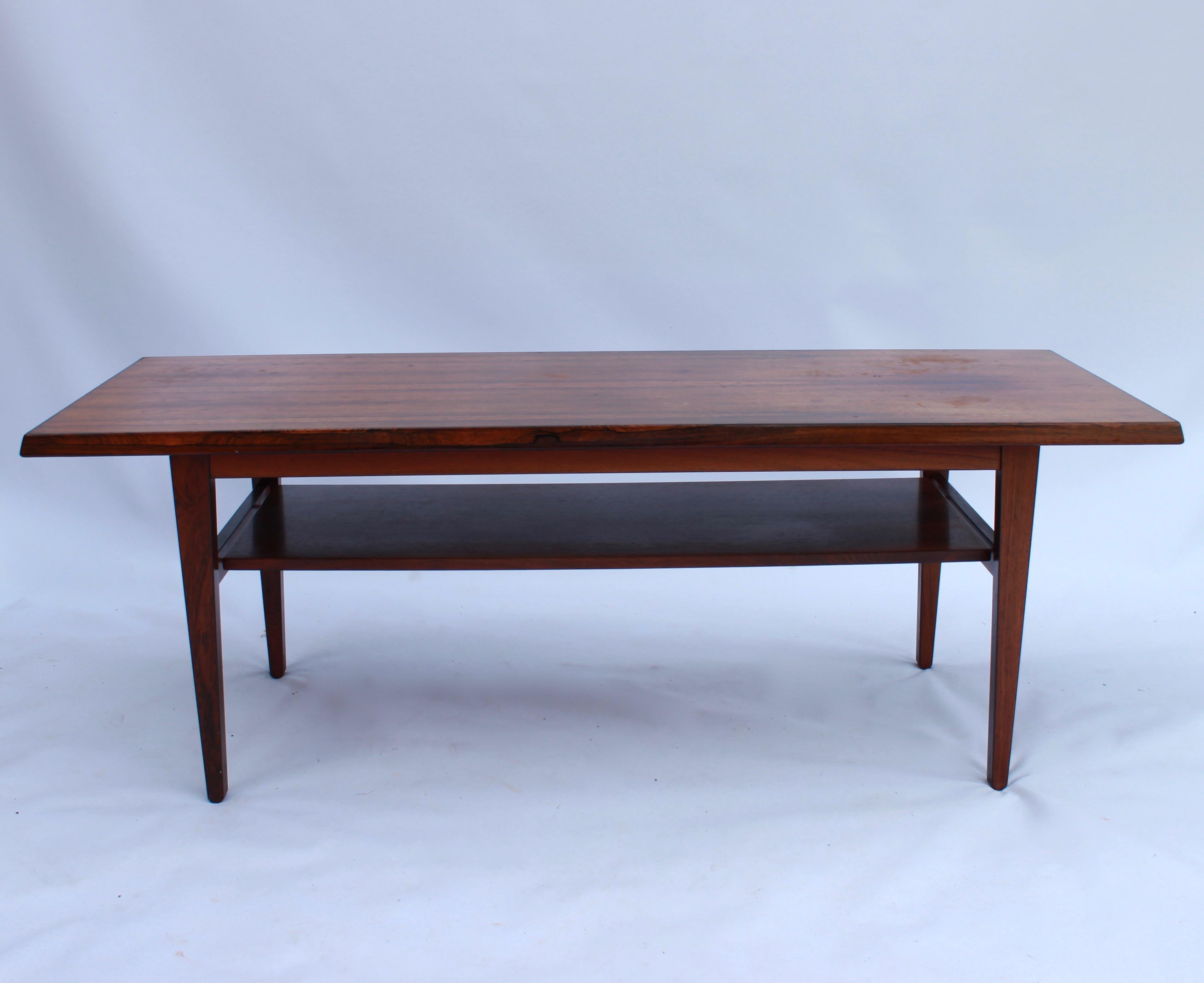 This coffee table is a beautiful example of Danish design from the 1960s and is made of rosewood, which gives it an elegant and timeless look. The table has a characteristic warm color and a unique wood structure that adds warmth and depth to any