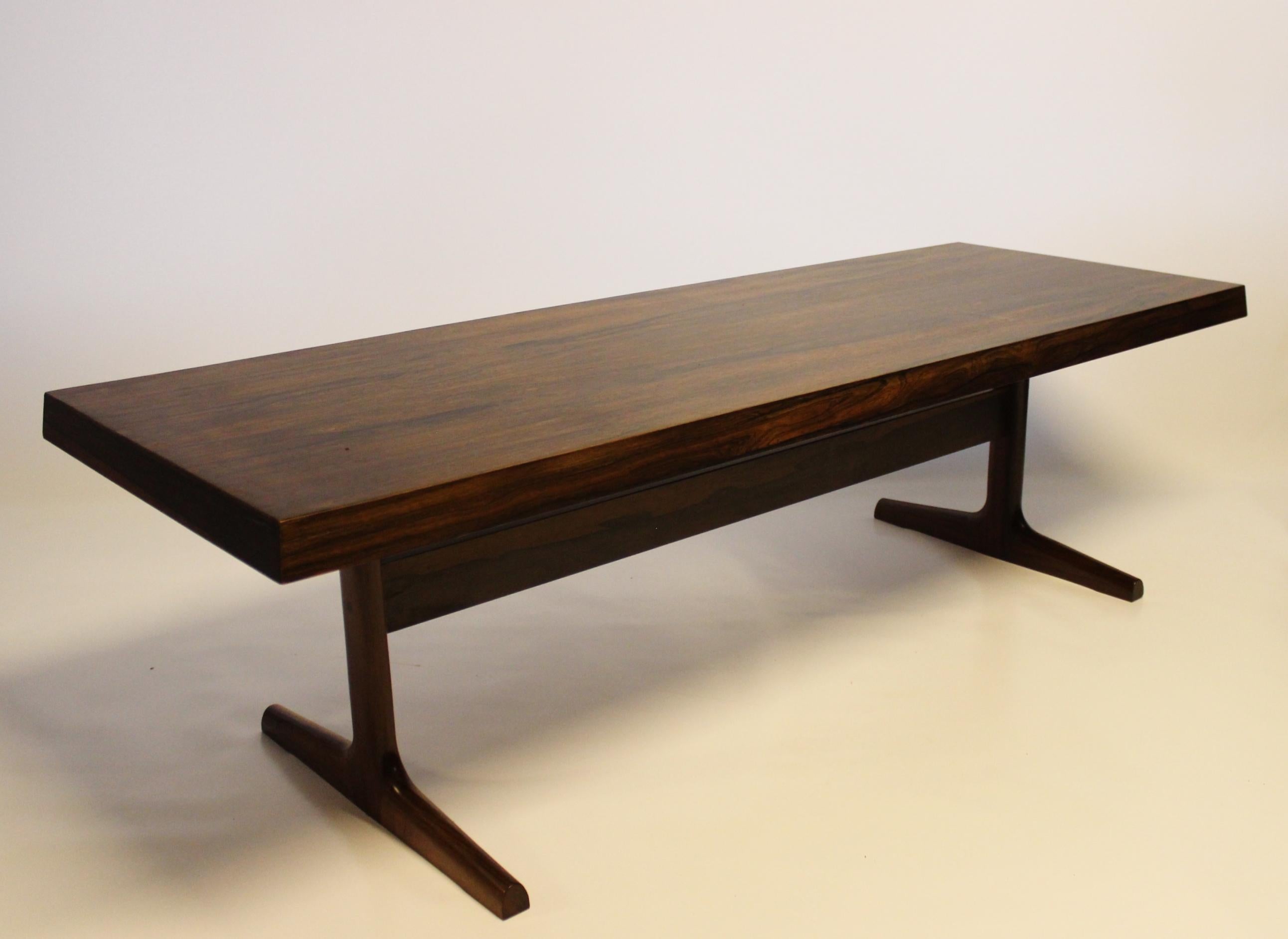 Cette table basse en bois de rose incarne l'élégance et le savoir-faire du design danois des années 1960. Fabriqué avec précision et souci du détail, il présente un attrait intemporel qui ajoute de la sophistication à tout espace de vie.

Les tons
