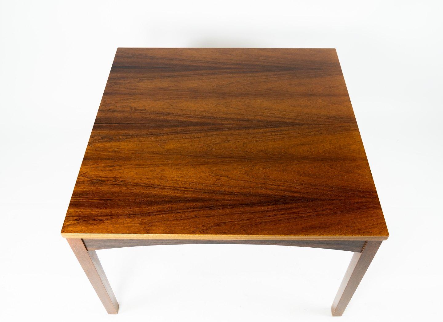Couchtisch aus Palisanderholz mit dänischem Design aus den 1960er Jahren. Der Tisch ist in einem sehr guten Vintage-Zustand.
Maße: H - 45 cm, B - 70 cm und T - 70 cm.