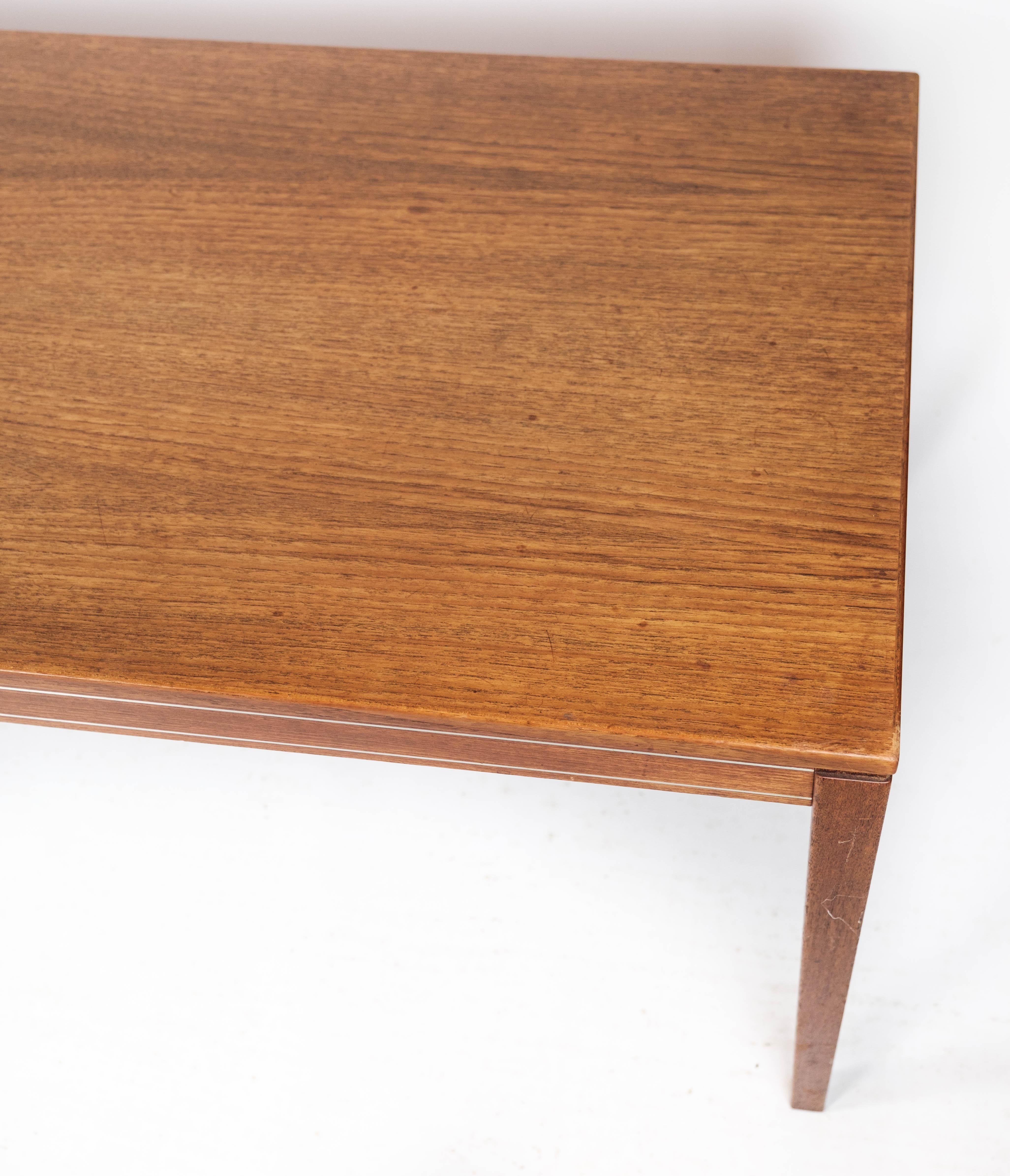 The coffee table, crafted from rosewood and featuring Danish design from the 1960s, epitomizes the elegance and sophistication of mid-century modern furniture.

Constructed from rosewood, prized for its rich color and distinctive grain patterns,