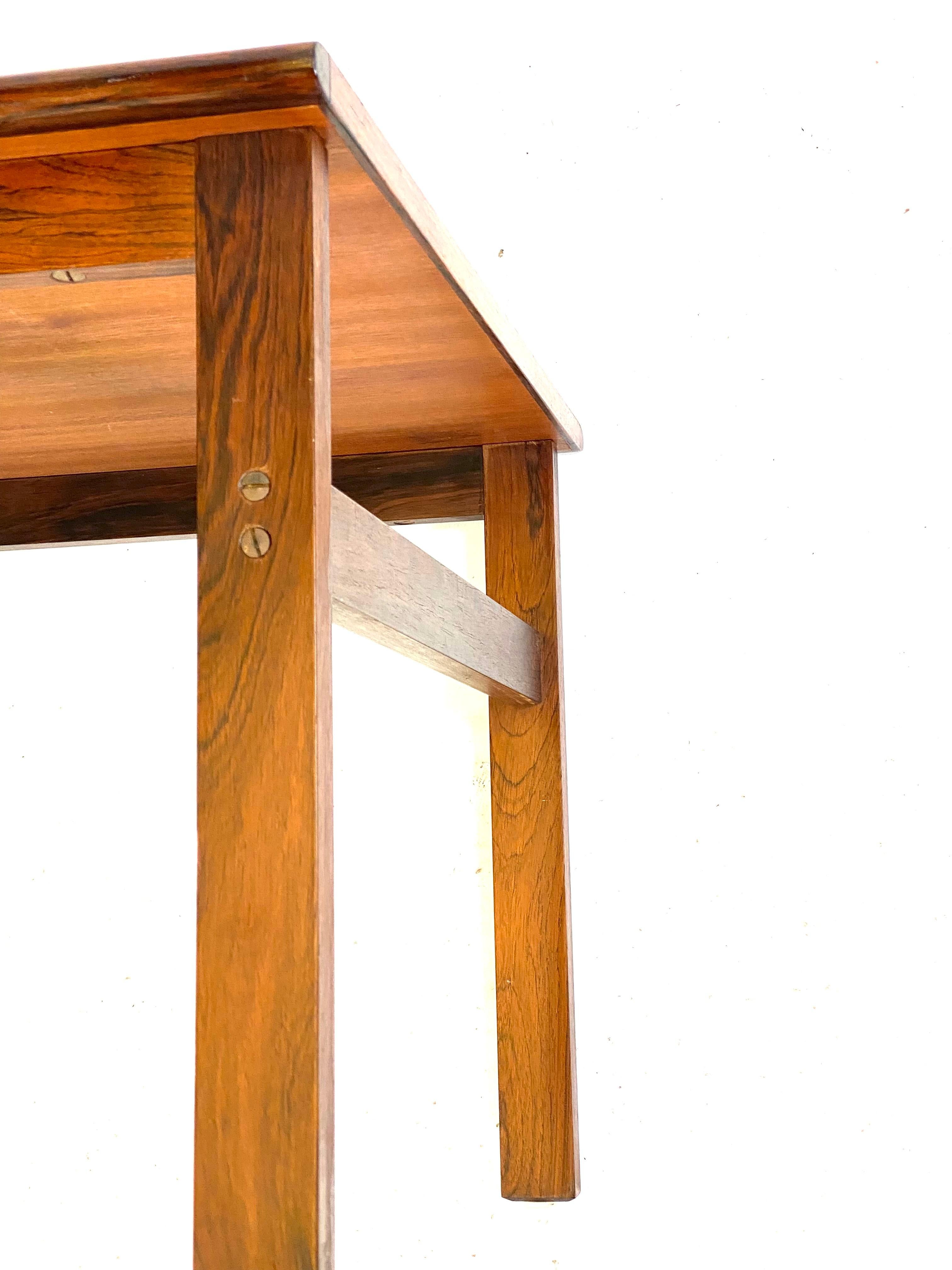 Table basse en bois de rose de conception danoise des années 1960. La table est en excellent état vintage.
