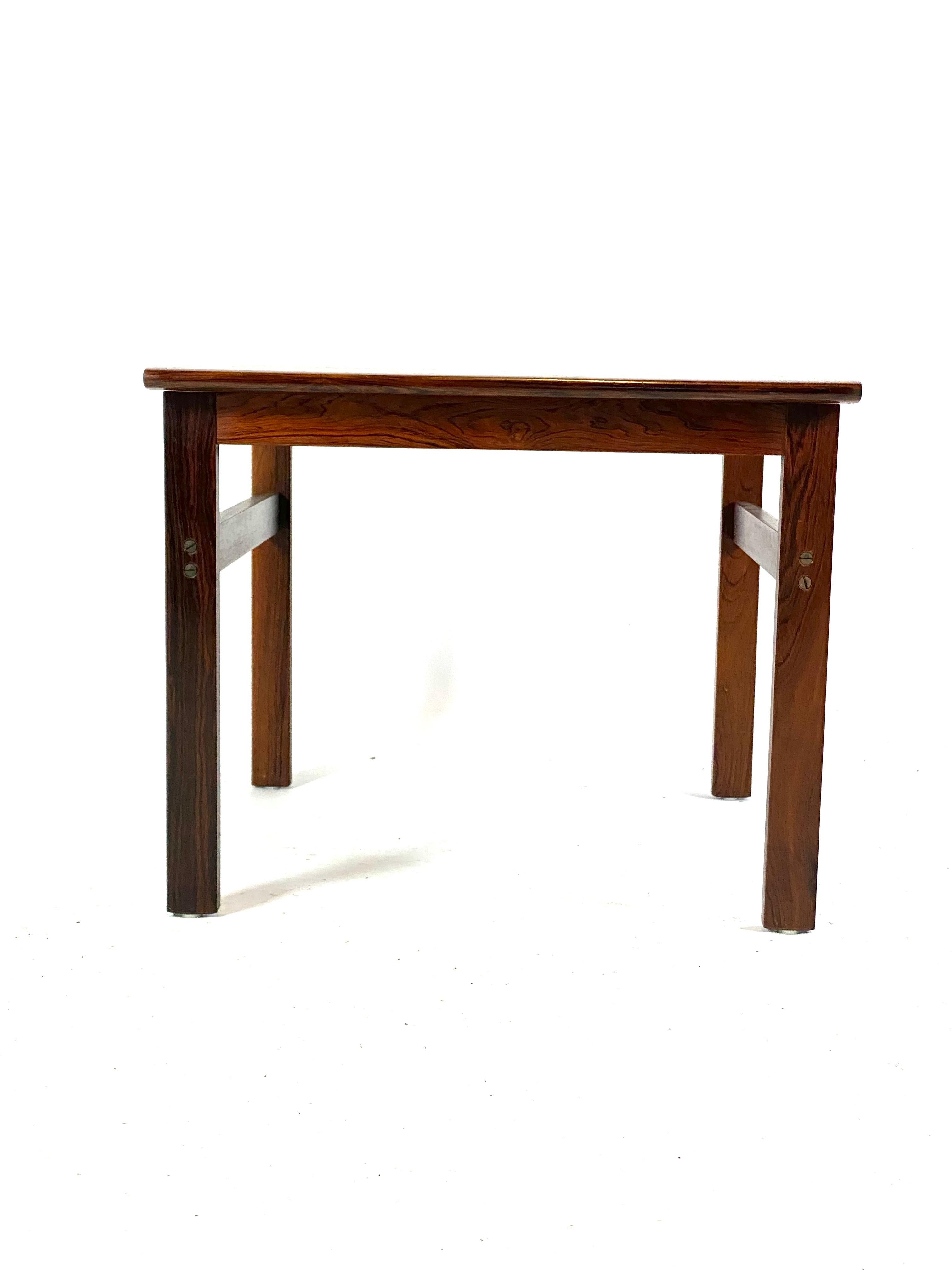Table basse en bois de rose de design danois des années 1960 en vente 1