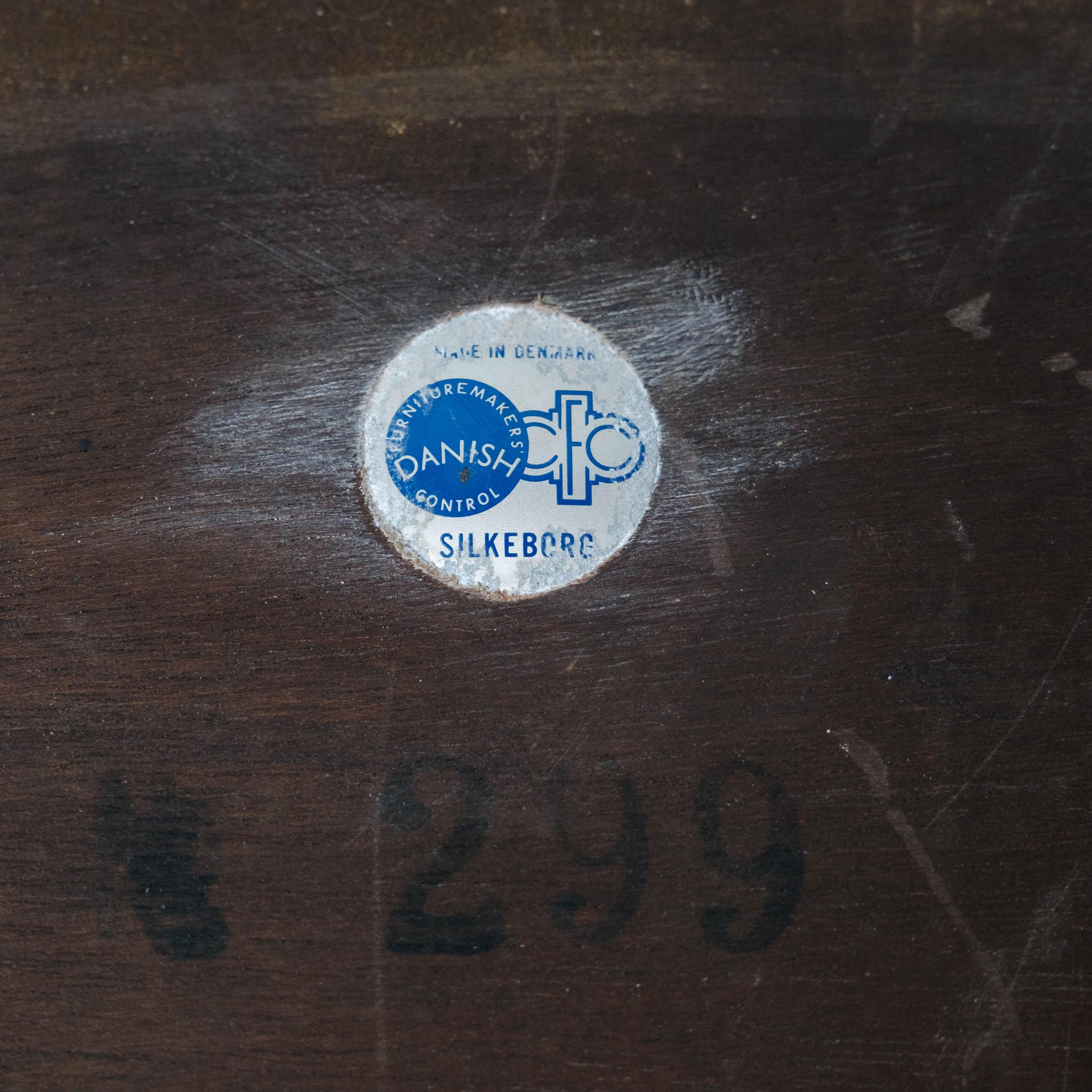 Table basse en bois de rose avec carreaux bleus de Johannes Andersen des années 1960 en vente 5