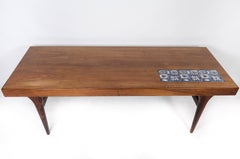 Tavolino in palissandro con piastrelle blu di Johannes Andersen degli anni '60