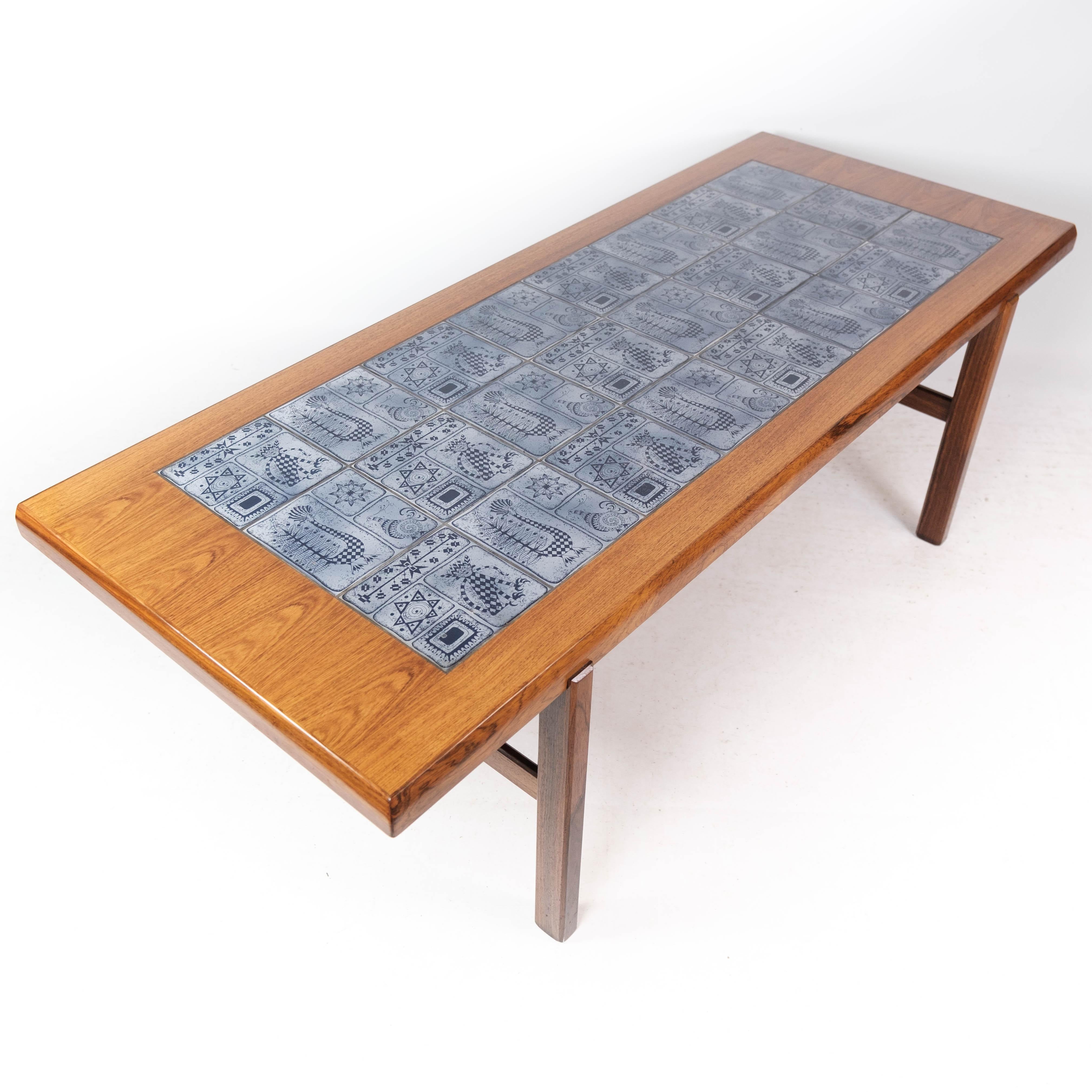 Table basse fabriquée en bois de rose avec carreaux bleus par Arrebo des années 1960 en vente 3