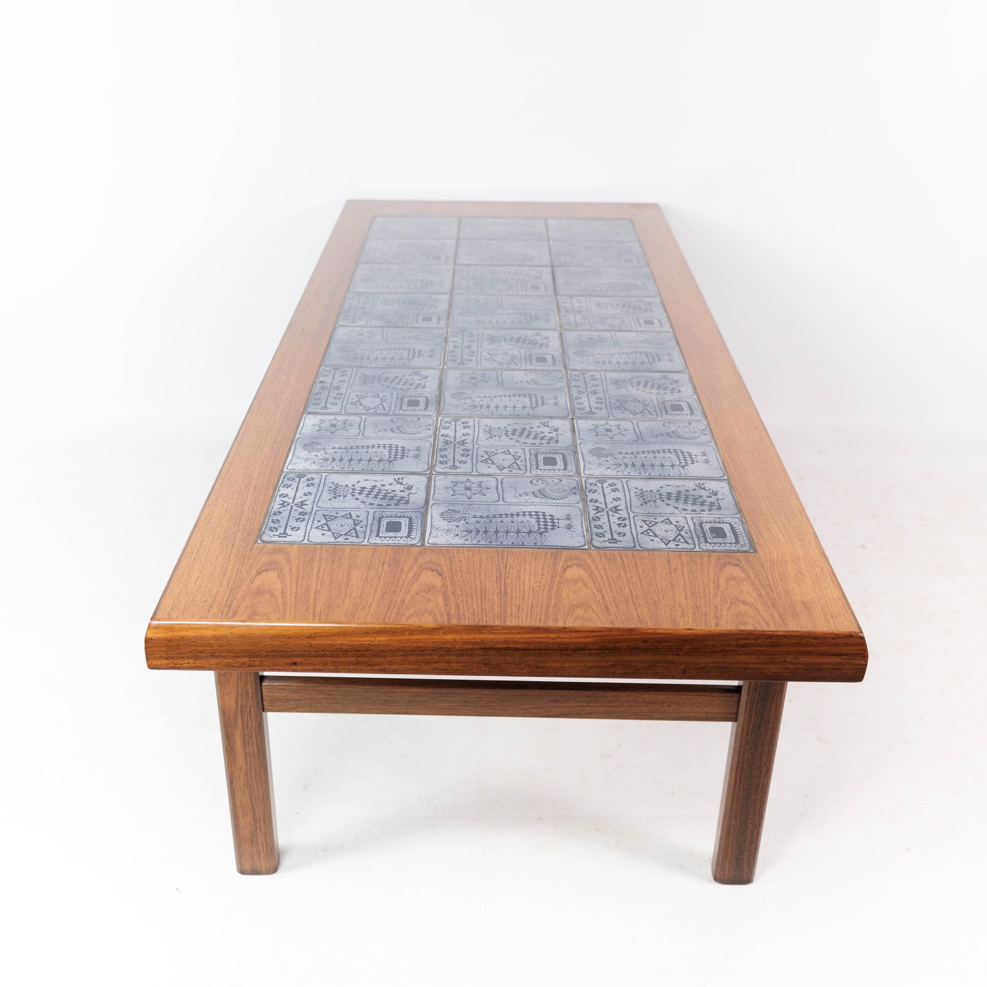 Table basse fabriquée en bois de rose avec carreaux bleus par Arrebo des années 1960 en vente 5
