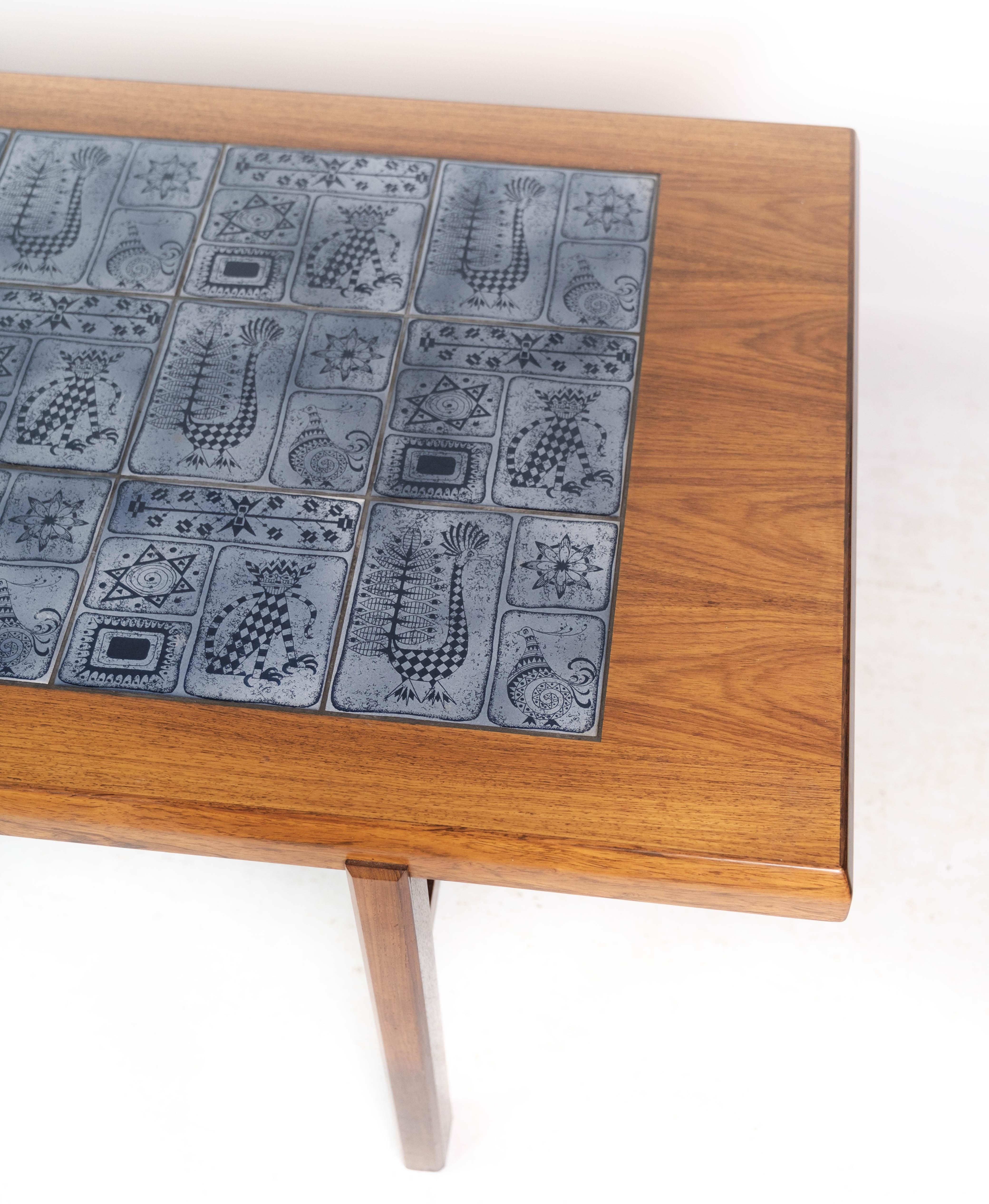 Danois Table basse fabriquée en bois de rose avec carreaux bleus par Arrebo des années 1960 en vente