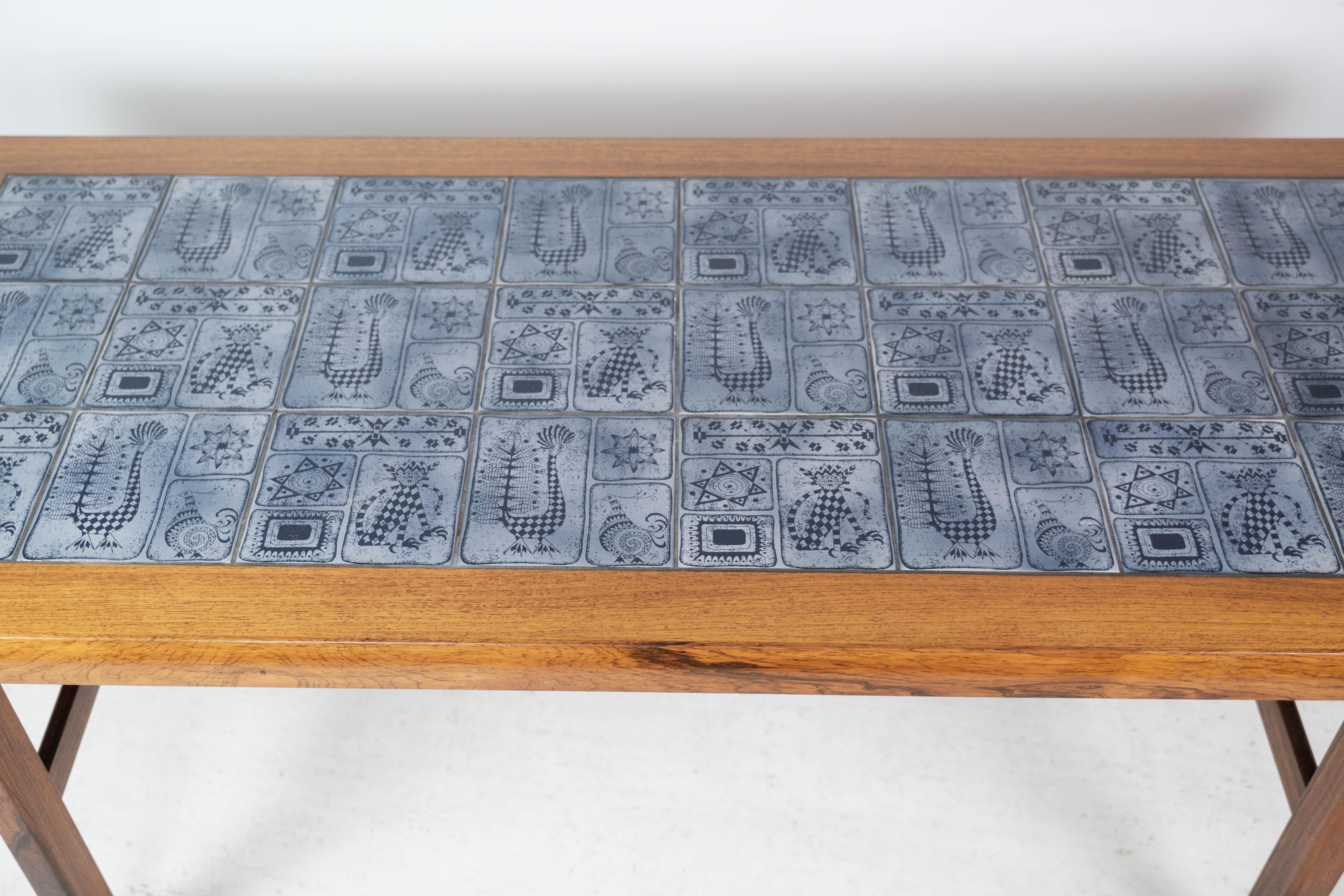 Table basse fabriquée en bois de rose avec carreaux bleus par Arrebo des années 1960 Bon état - En vente à Lejre, DK