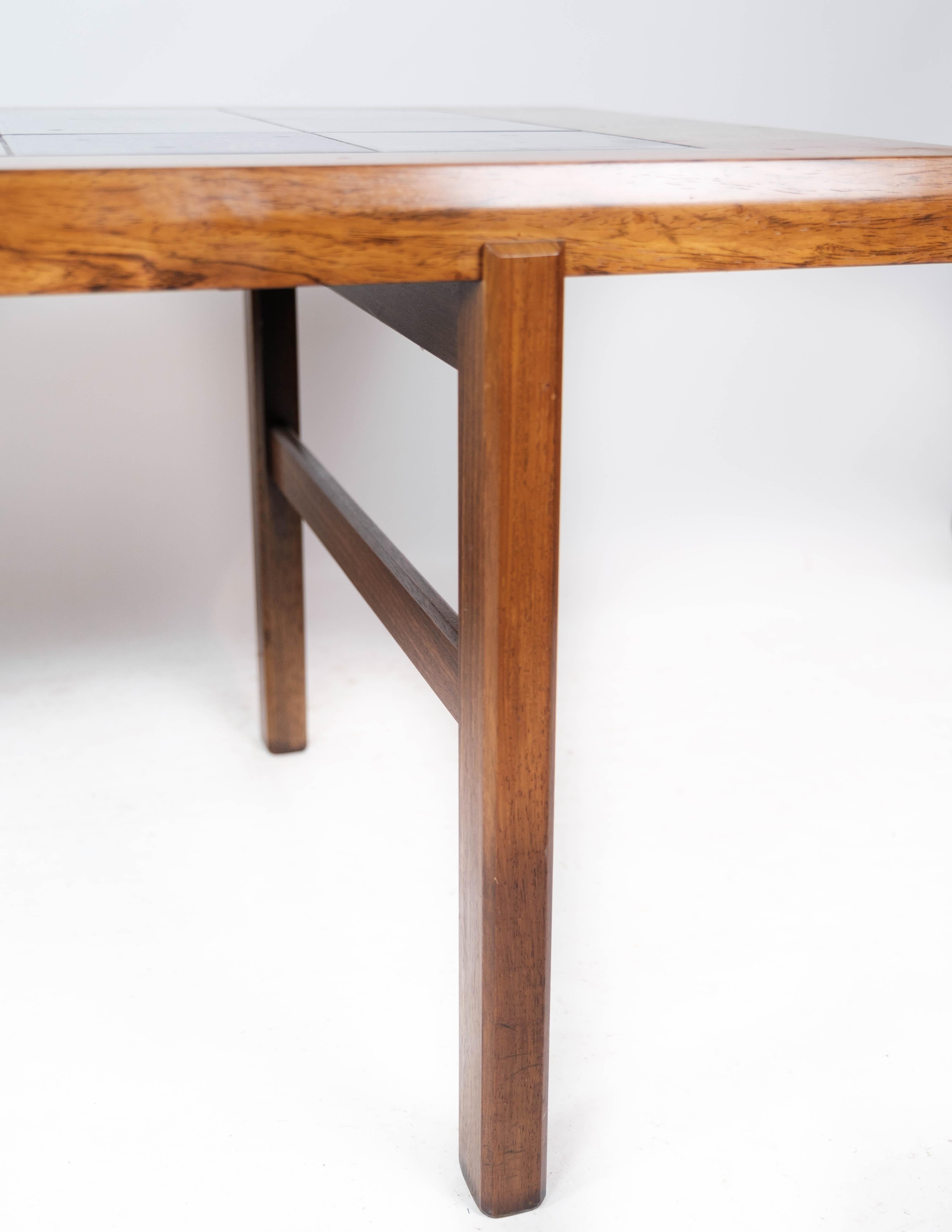 Milieu du XXe siècle Table basse fabriquée en bois de rose avec carreaux bleus par Arrebo des années 1960 en vente