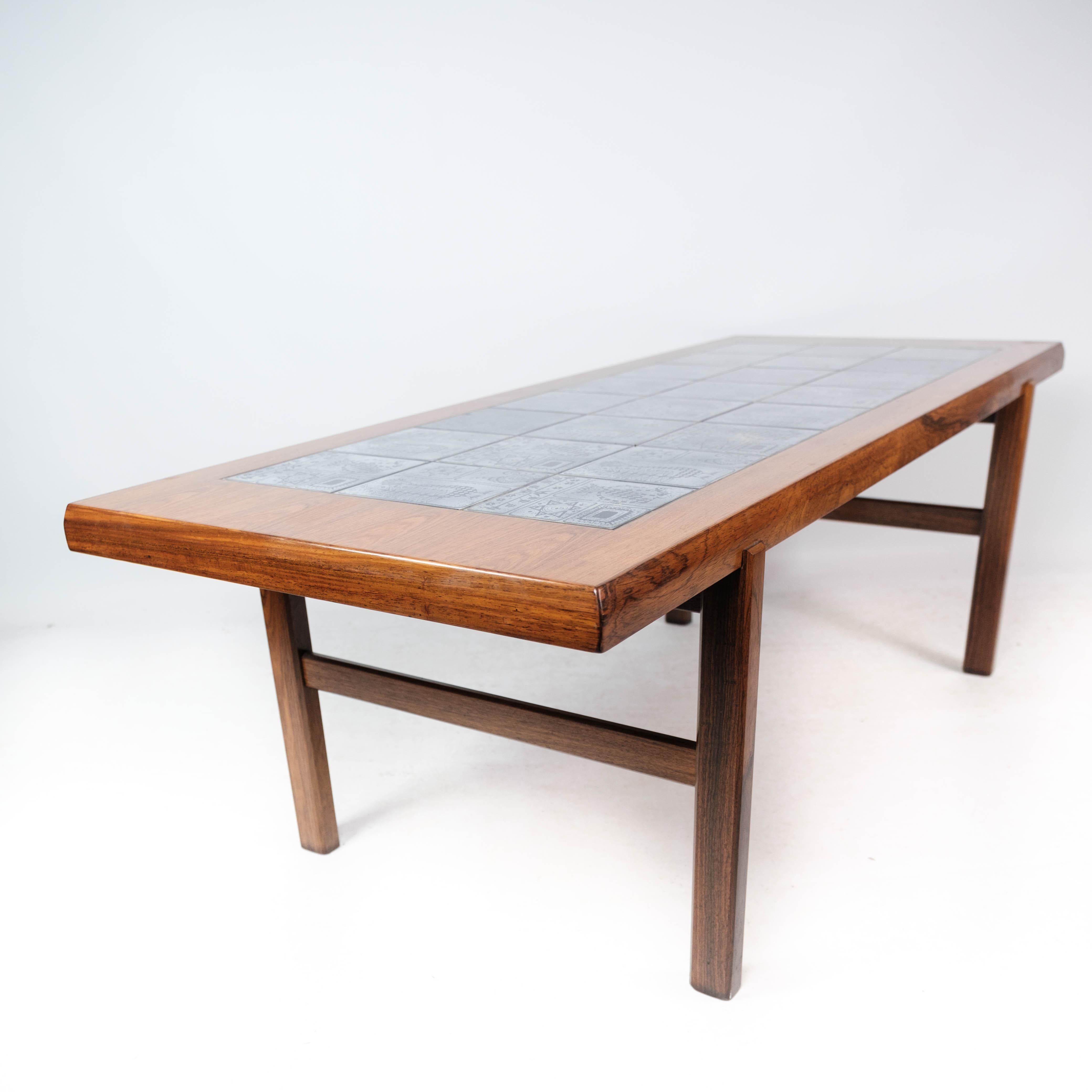 Table basse fabriquée en bois de rose avec carreaux bleus par Arrebo des années 1960 en vente 2