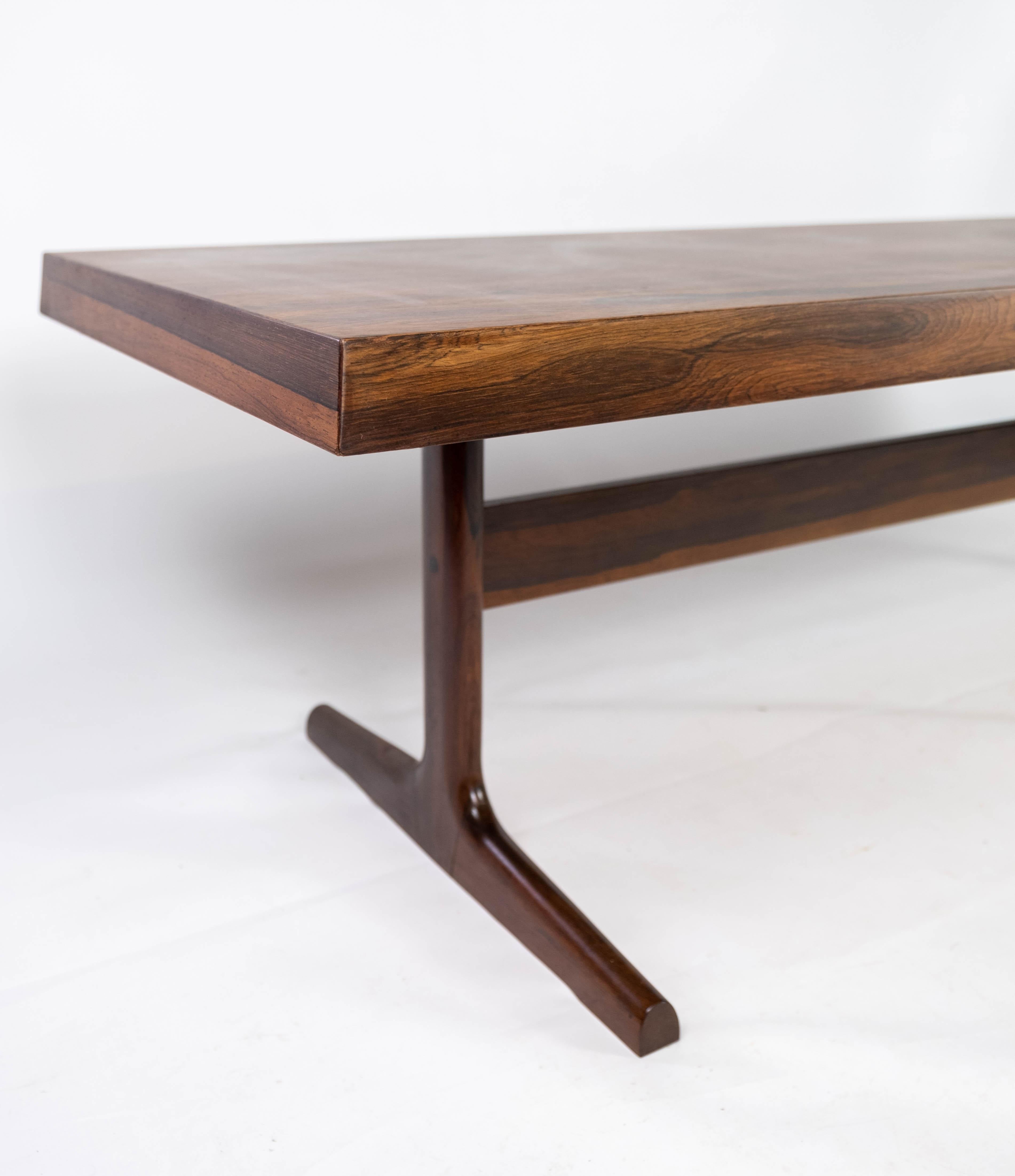 Cette table basse en bois de rose incarne l'élégance et le savoir-faire du design danois des années 1960. Fabriqué avec précision et souci du détail, il présente un attrait intemporel qui ajoute de la sophistication à tout espace de vie.

Les tons