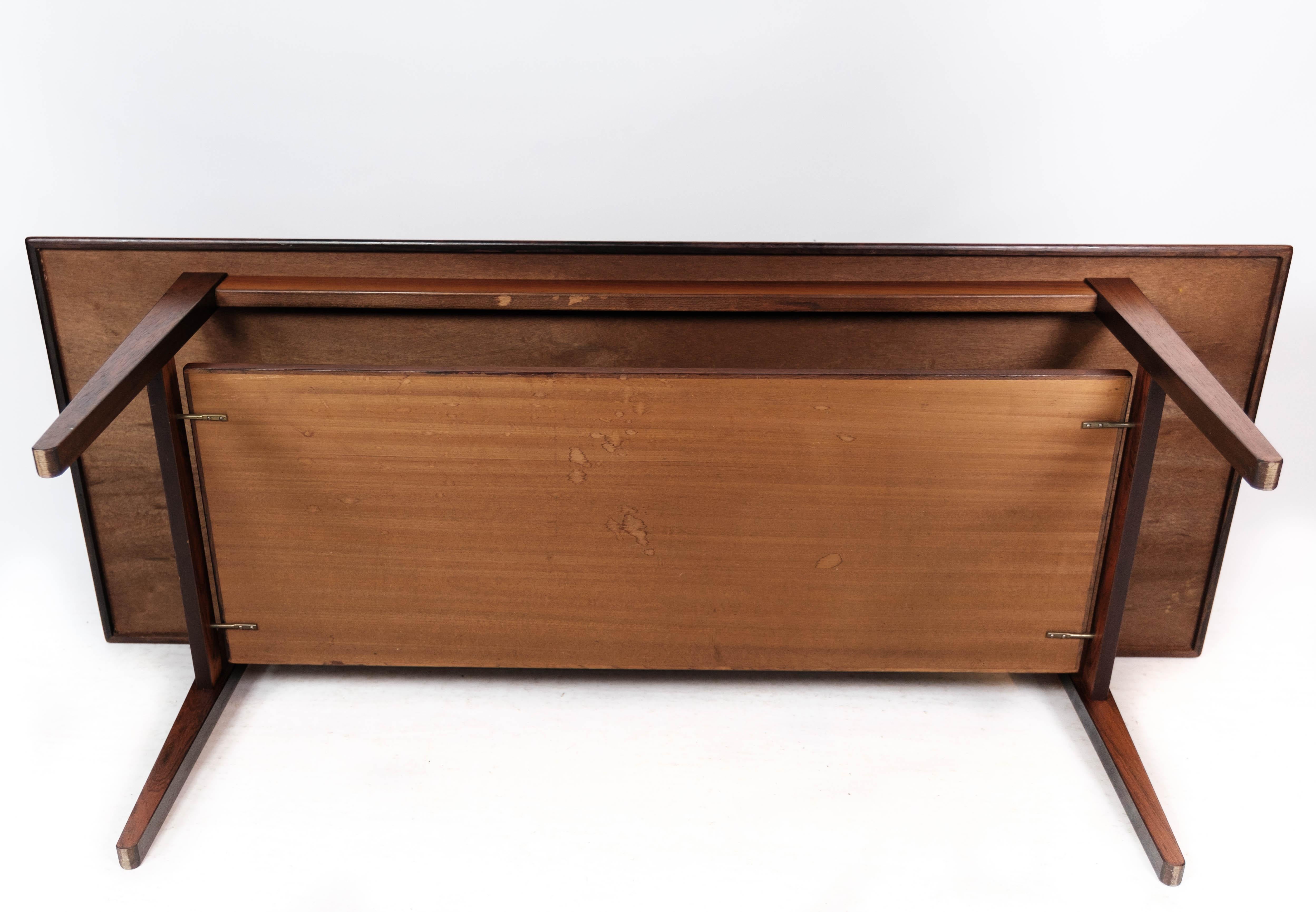 Couchtisch aus Palisanderholz mit Regal aus den 1960er Jahren im Angebot 5