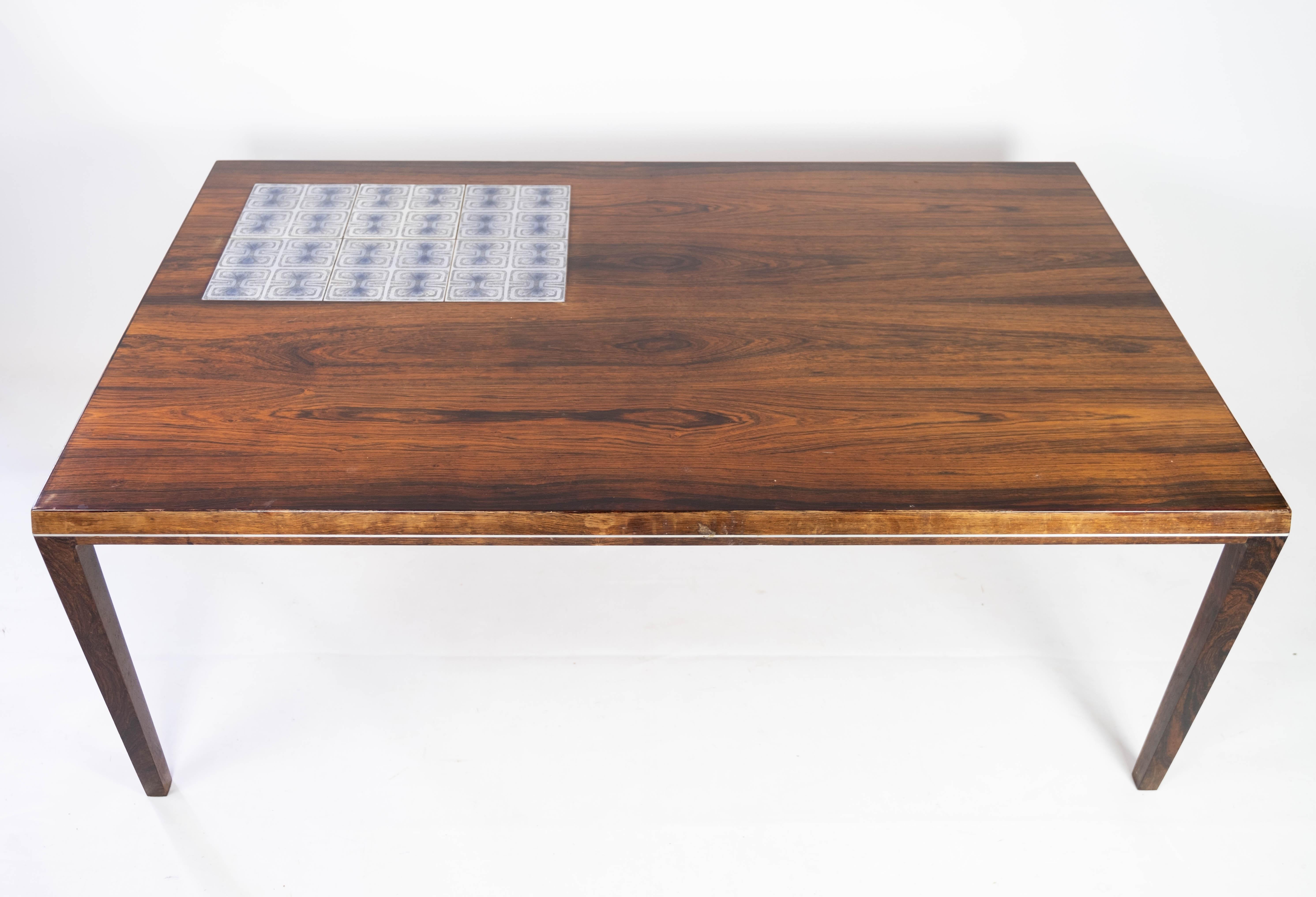 
This coffee table, a hallmark of Danish design from the 1960s, blends the timeless elegance of rosewood with the rustic charm of tiles. Designed by Johannes Andersen and crafted by Silkeborg Furniture, it represents the epitome of mid-century