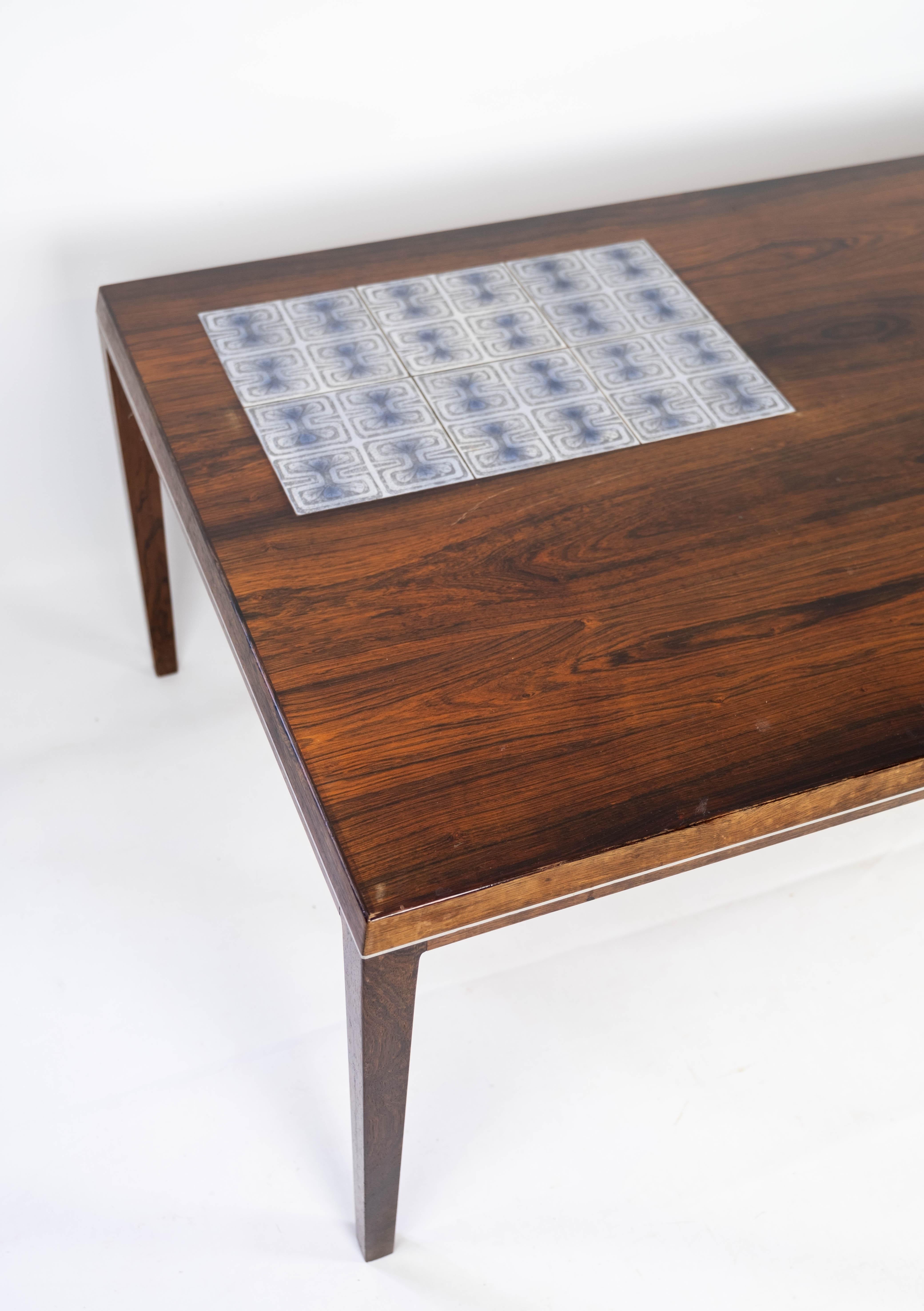 Mesa de centro de palisandro con azulejos diseñada por Johannes Andersen a partir de 1960 en venta 1