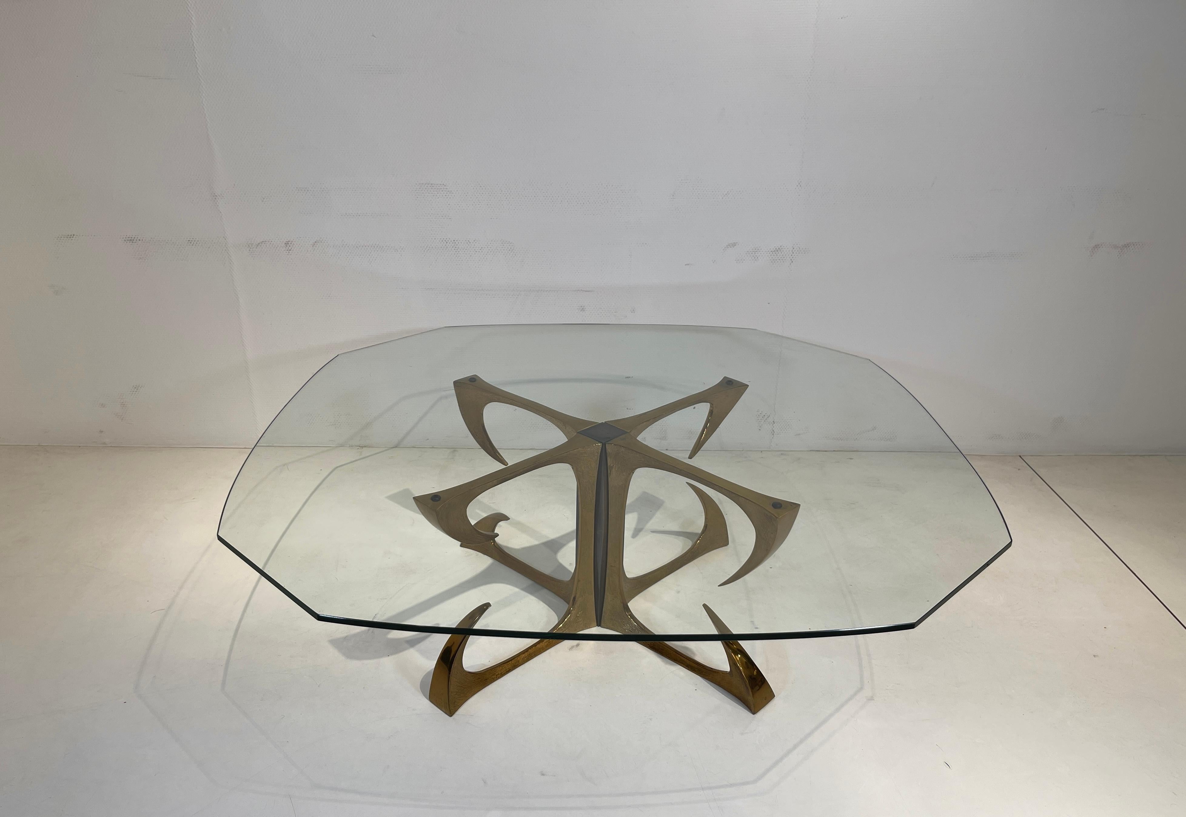 Rare et unique table basse en bronze sculptural, laiton et acier par Willy Daros des années 70. En très bon état d'origine, avec un plateau en verre.
Dimension : 71x36hcm.
Dimension avec le verre supérieur : 110x121x37hcm.
