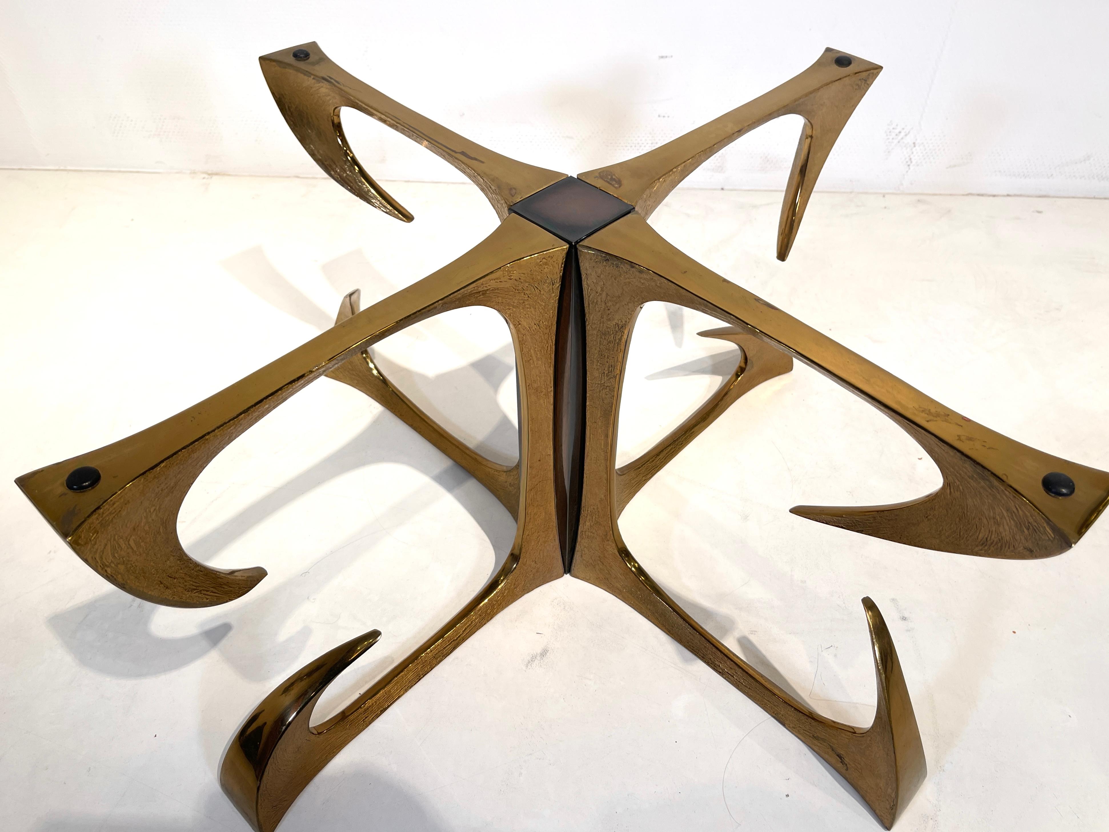 Laiton Table basse sculpturale de Willy Daro en vente