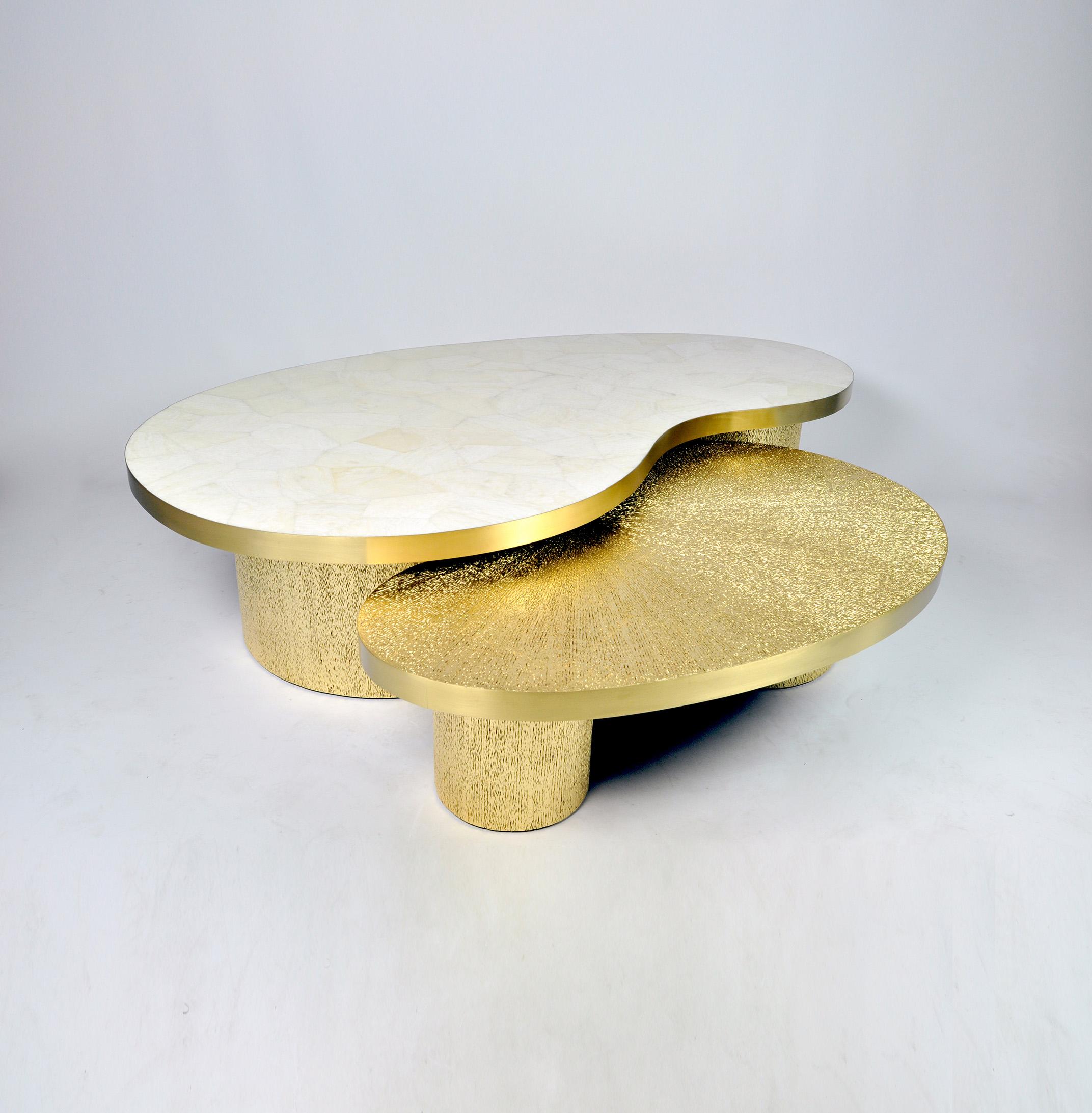 Français Table basse en galuchat et marqueterie de fibres d'or par Ginger Brown en vente