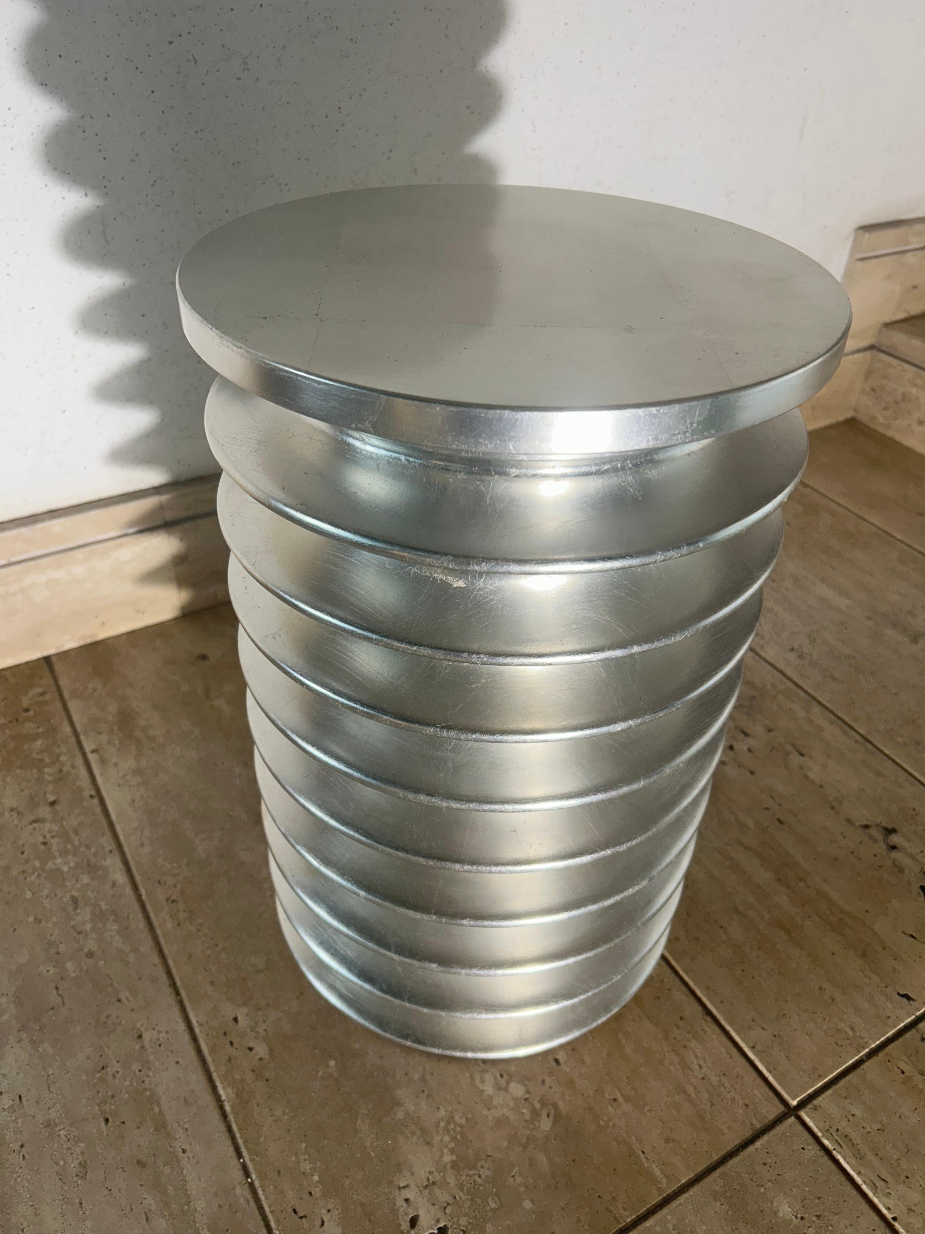 Periodo contemporaneo Coffee Table in Silver Leaf – Modà Collection, Hand-Carved Solid Wood in vendita