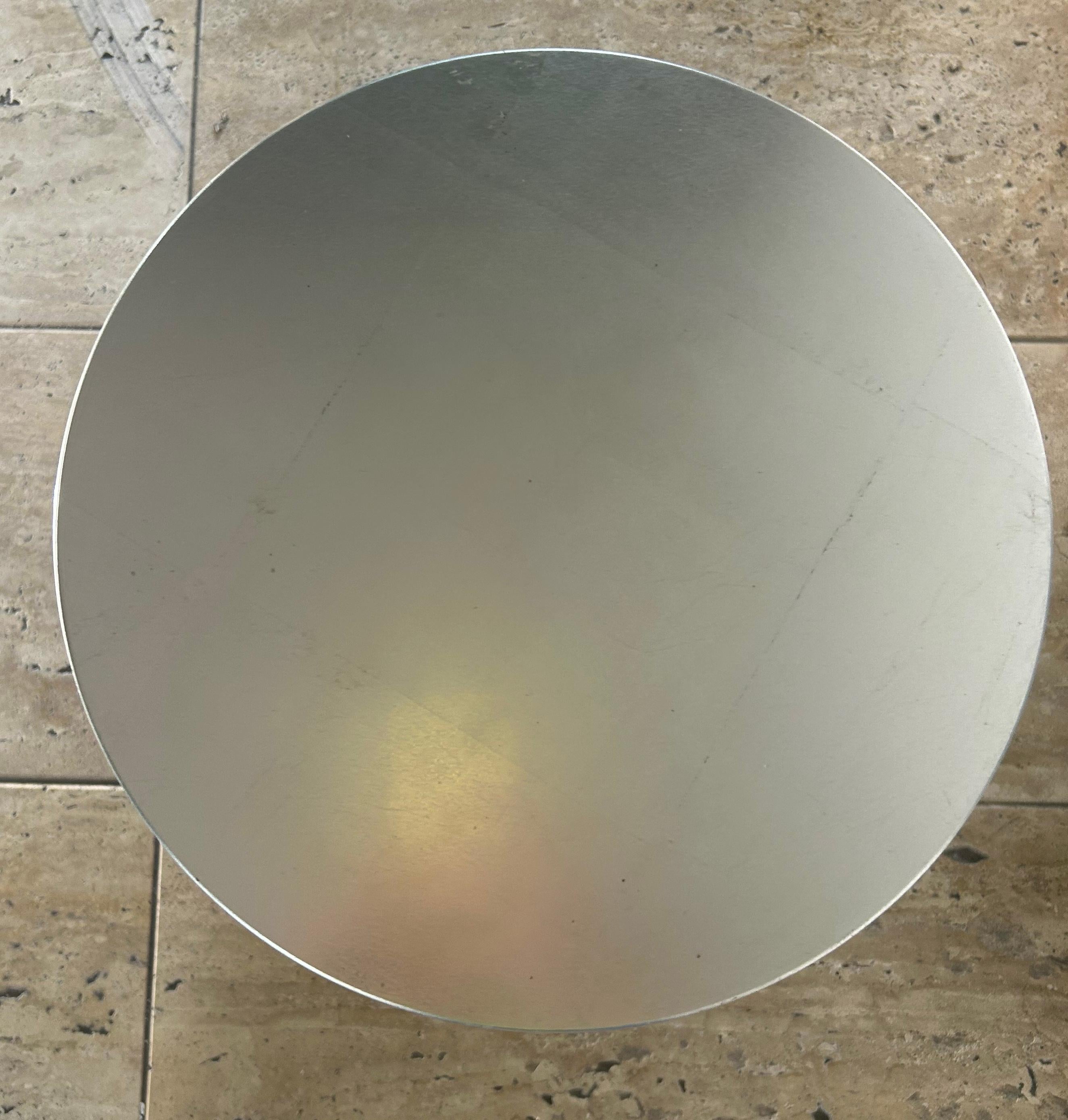 Foglia d’argento Coffee Table in Silver Leaf – Modà Collection, Hand-Carved Solid Wood in vendita